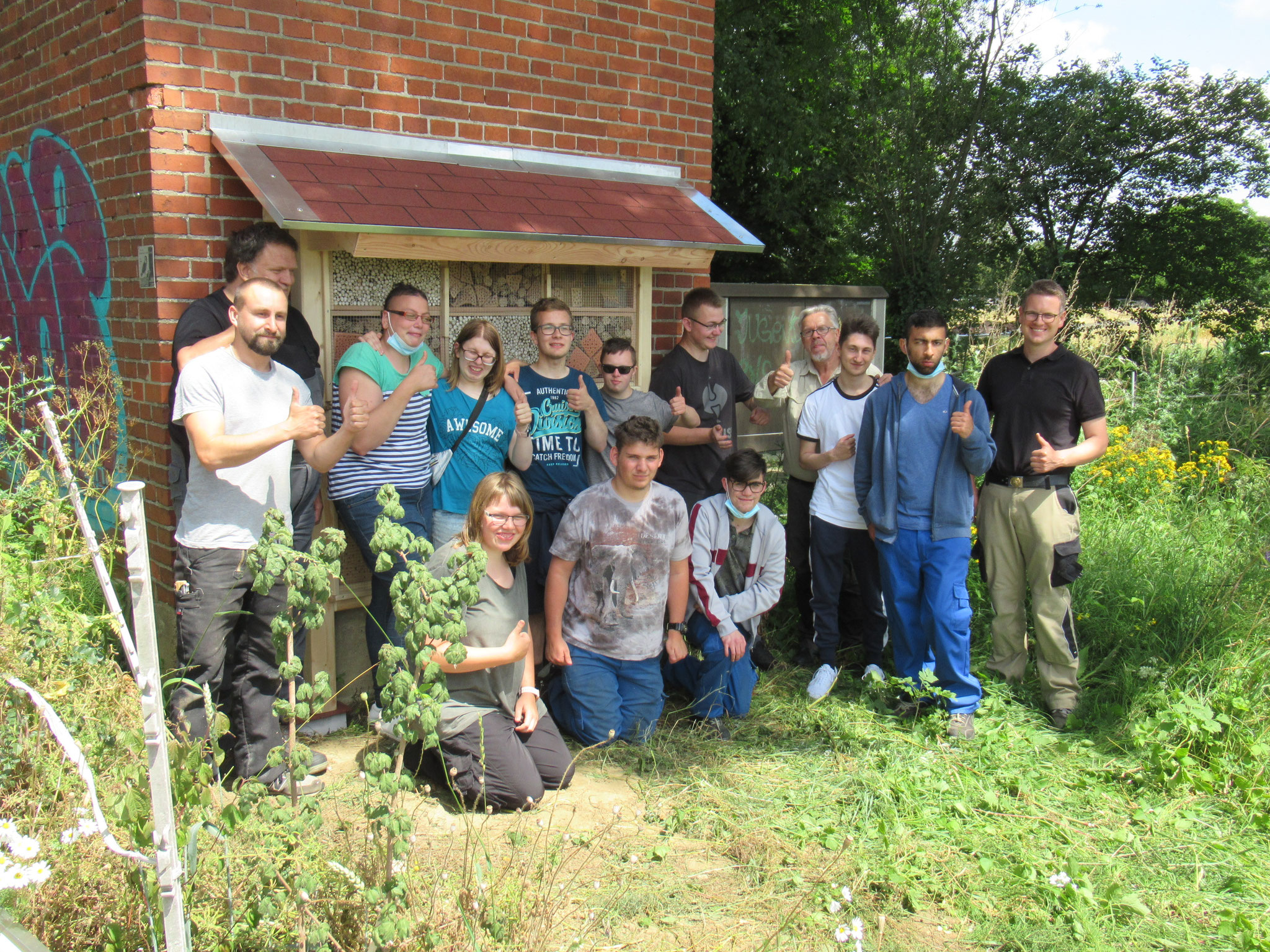 Ein Insektenhotel und viele Beteiligte