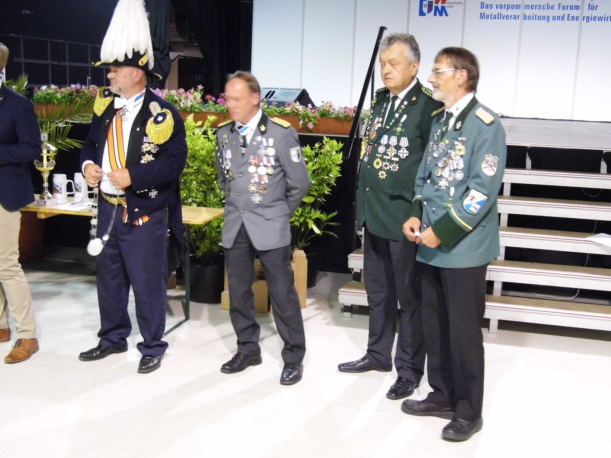 Rainer Klockow (zweiter von rechts) nach der Übergabe des 2. Ritter Ordens.