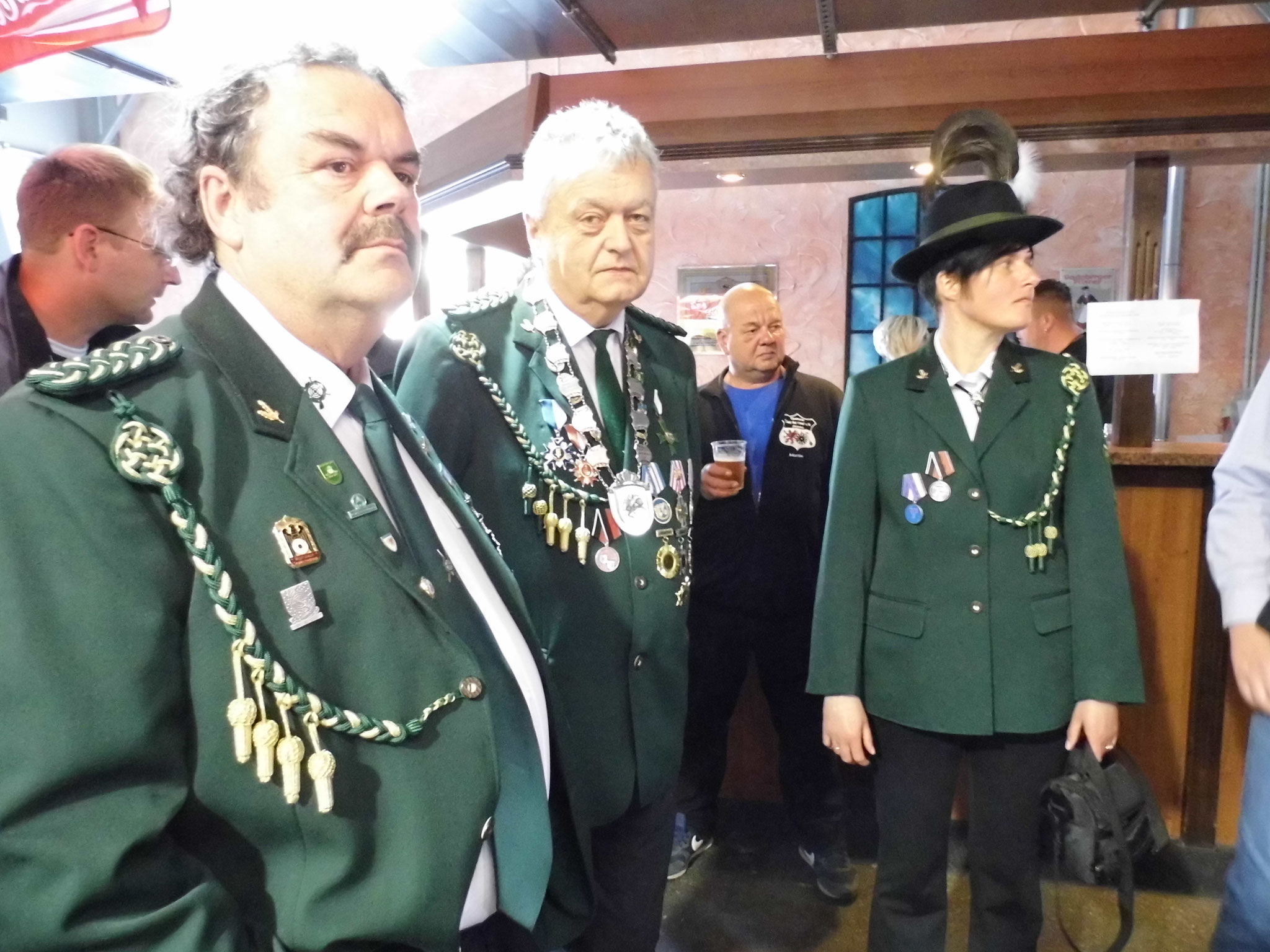 Frank Hügelow, Rainer Klockow und Silke Ristau kurz vor der Siegerehrung in der Stadthalle Torgelow.