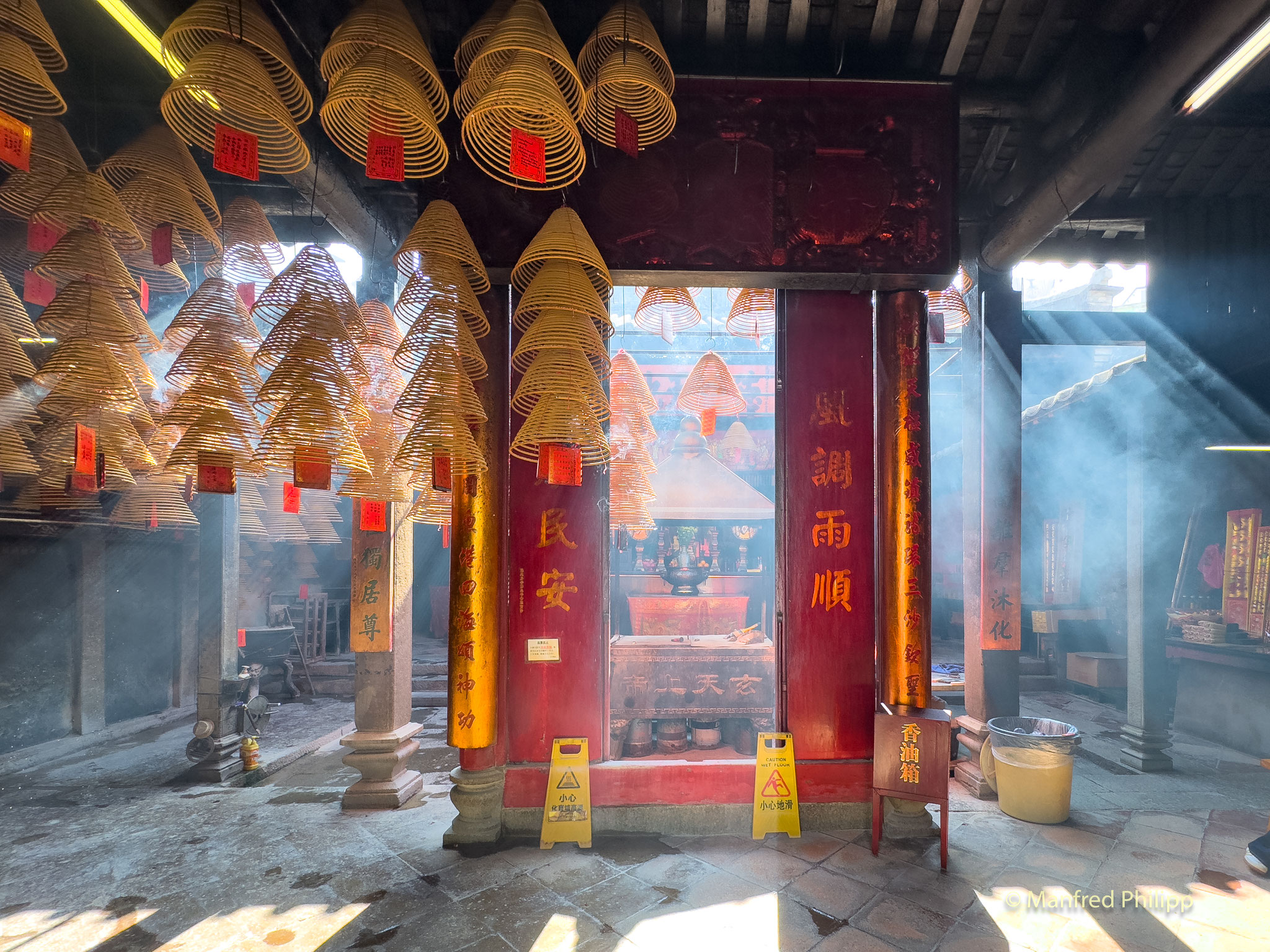 Lichtspiel in einem Tempel 