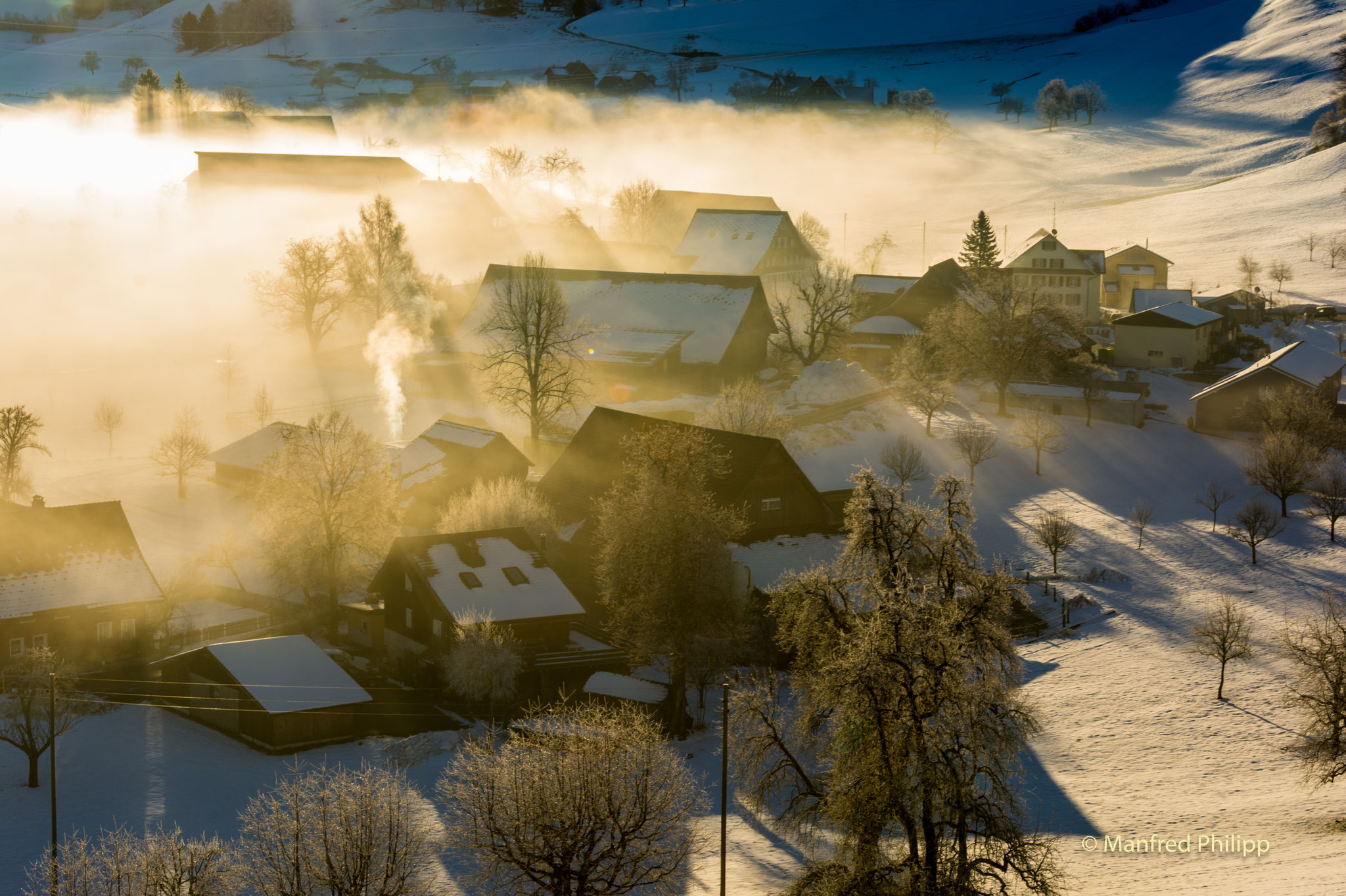 Morgennebel über Bauernhof 