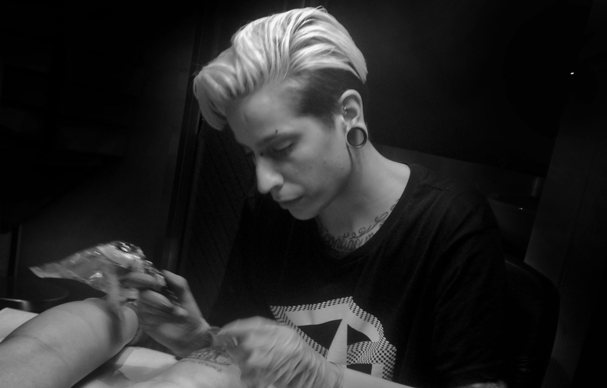 Krish Trece es una tatuadora experta en estilo New School.