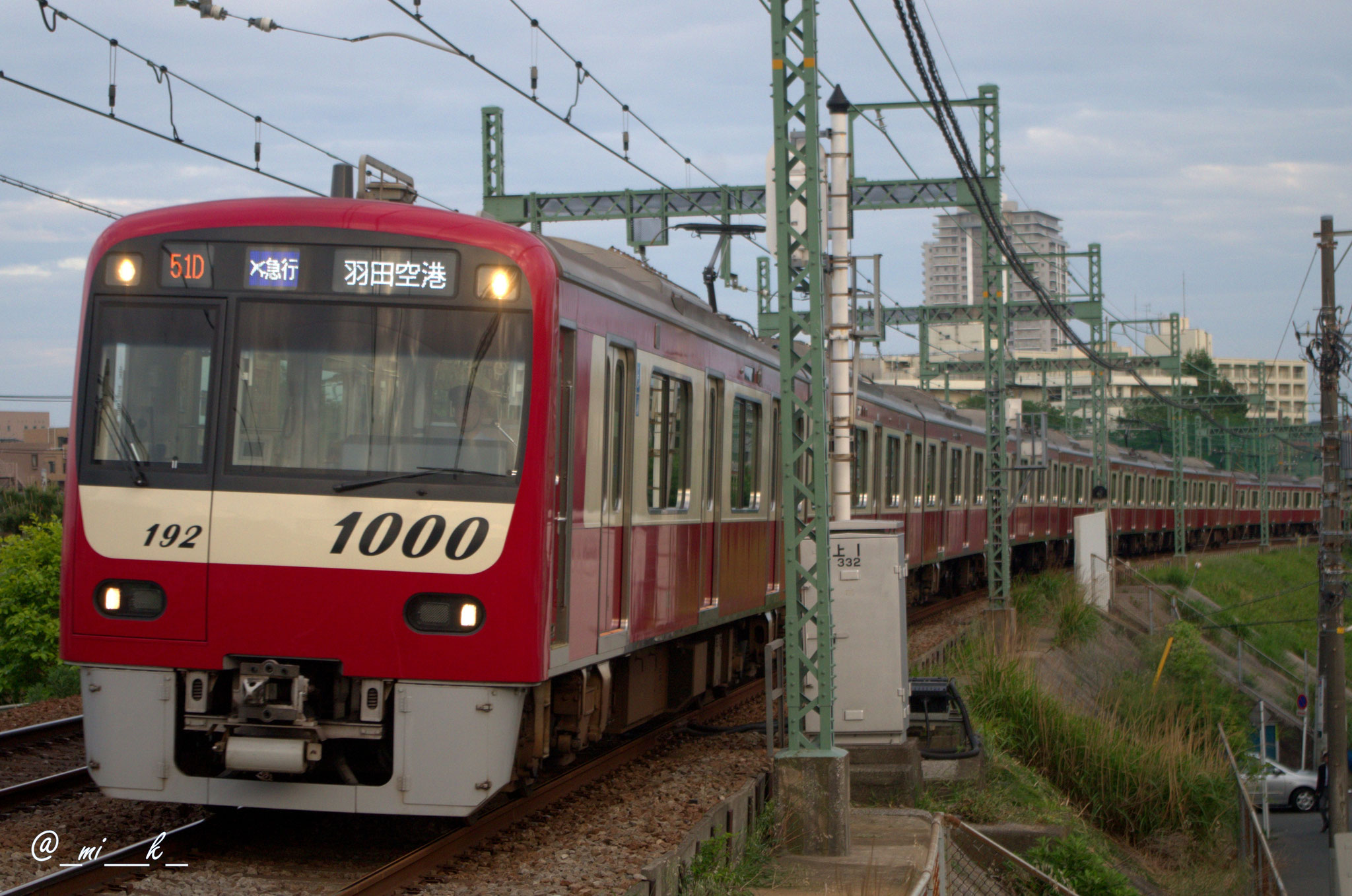 そして、1800番台、1600番台、1177-編成以降は側面の全面にカラーフィルムが貼られた。