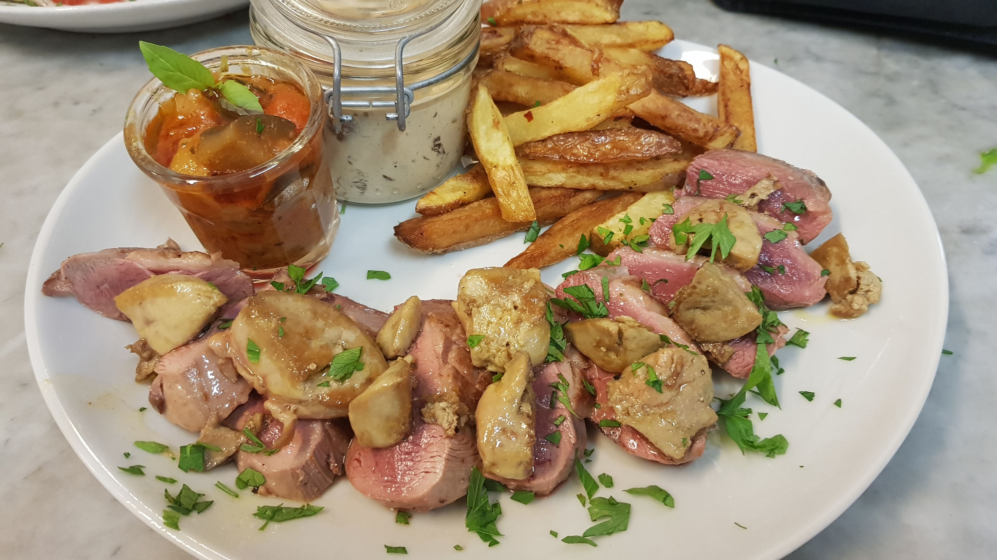 Magret de canard au foie gras frais