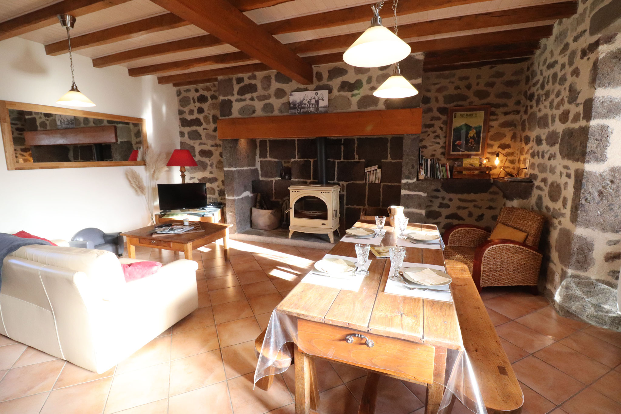 Salon, salle à manger avec cheminée et cantou