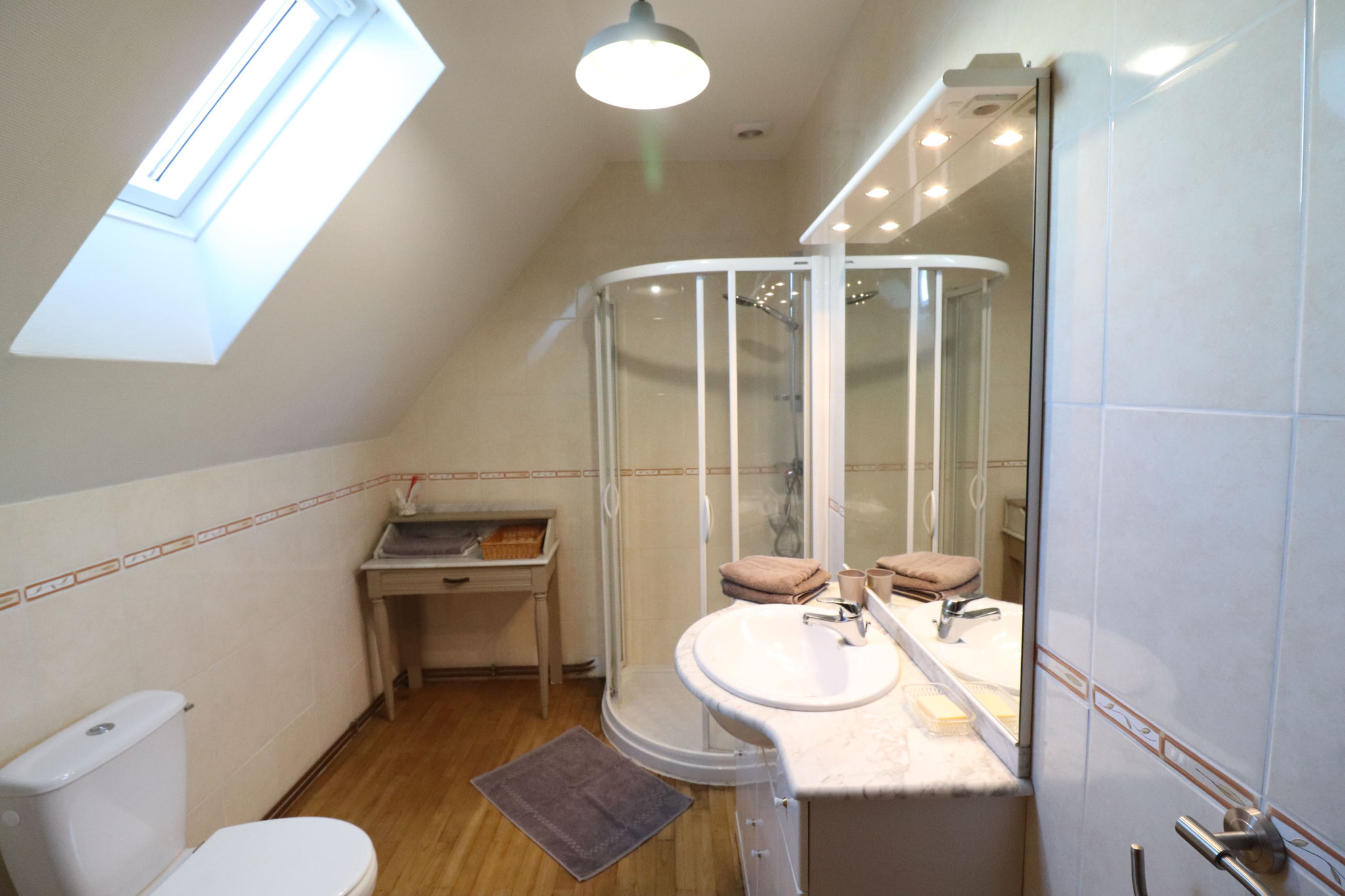 Salle d'eau avec cabine de douche