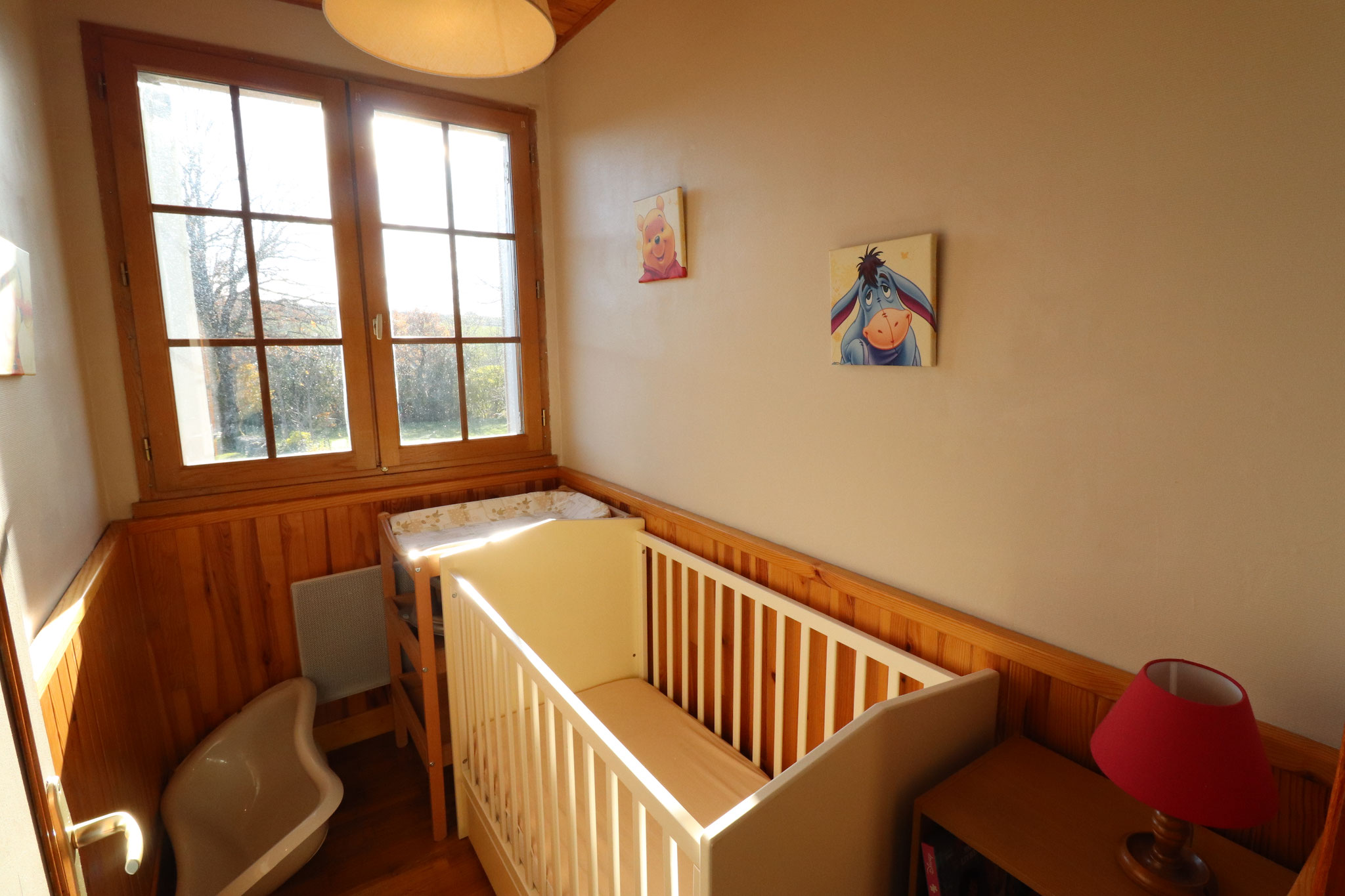 Petite chambre toute équipée pour un bébé