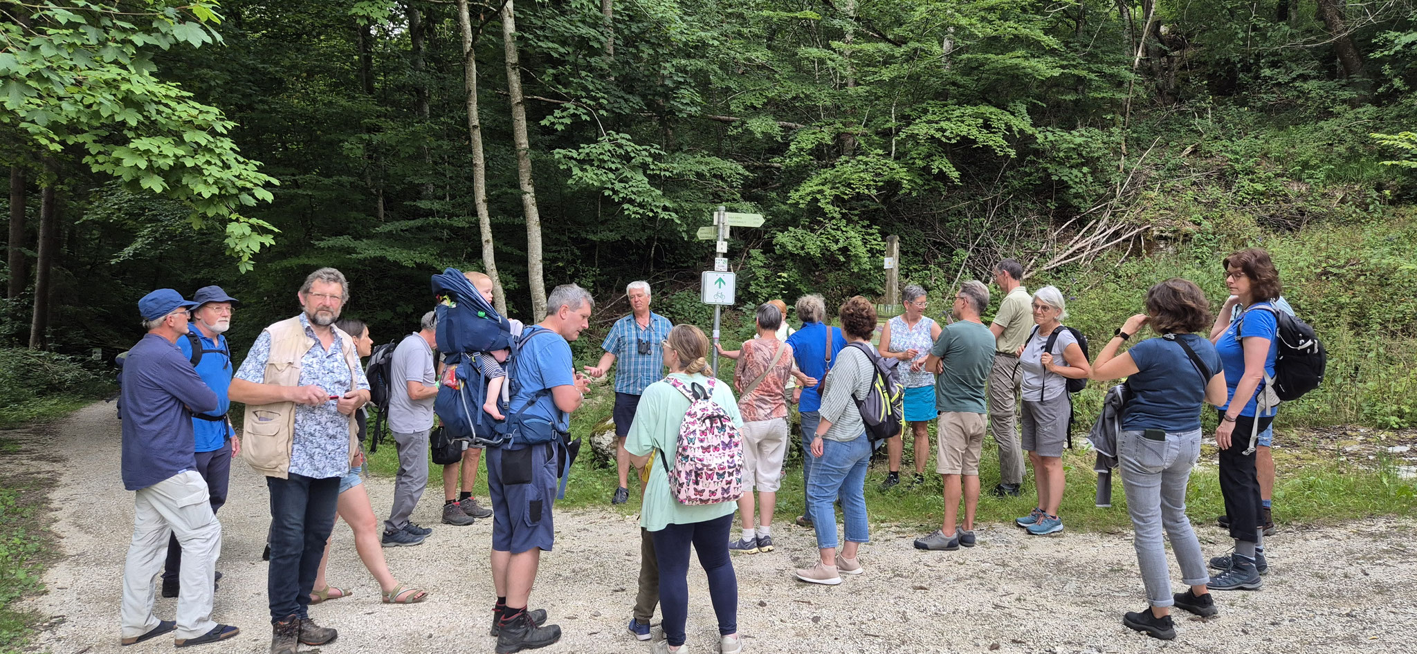 Hans Offenwanger, Mitarbeiter der Biosphärengeschäftsstelle und Leiter des BSG-Rangerteams, führt nachmittags durch die Biosphären-Kernzone "Trailfinger Schlucht". - Foto: NABU/J. Flohr