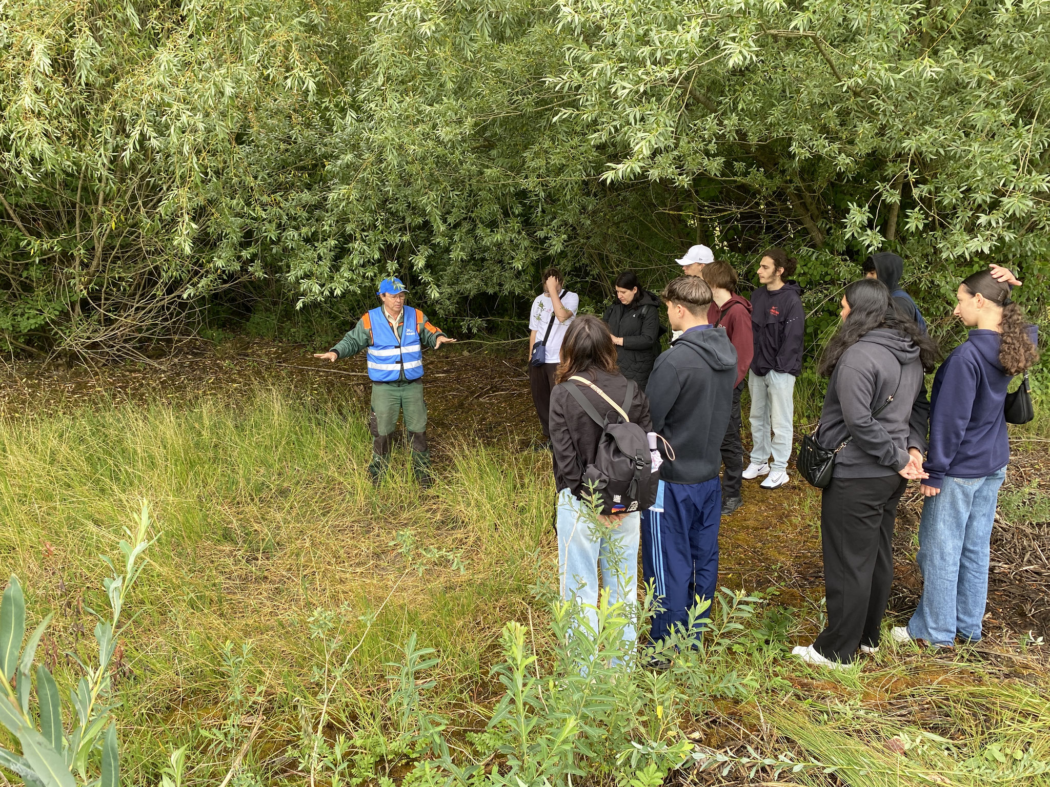 Albrecht Gorthner vom NABU Reutlingen zeigt den Teilnehmenden ein verlandetes Gewässer. - Foto: NABU Neckar-Alb