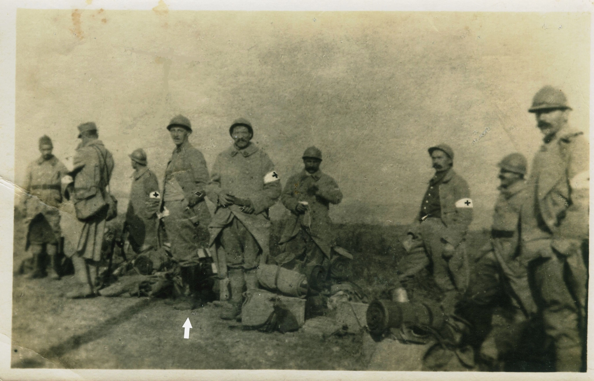 Au-dessus de la flèche blanche Francis COQUIL né le 20 janvier 1896 à Irvillac (Finistère), sergent de la 11ème section des infirmiers militaires en 14-18.