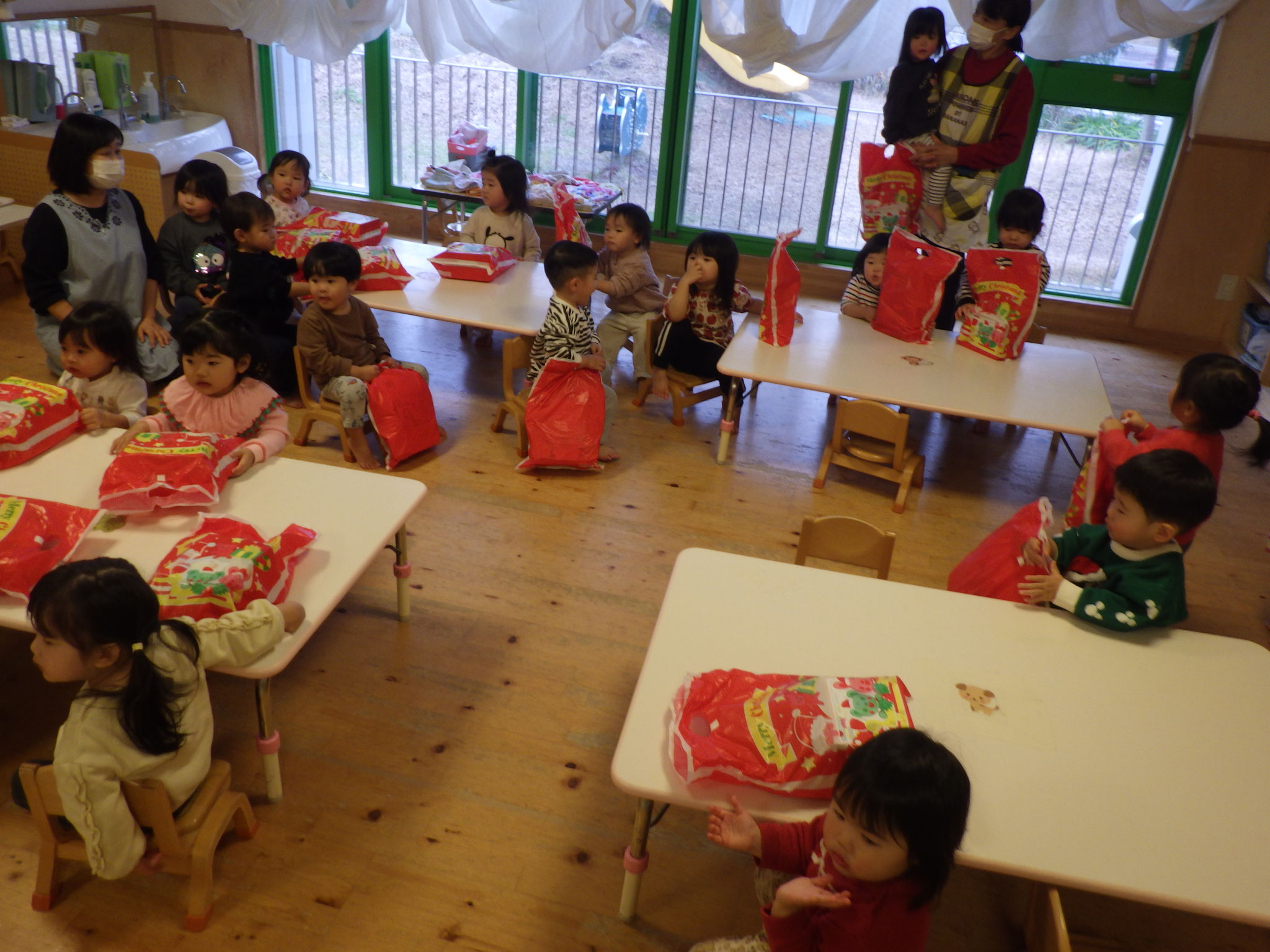 たんぽぽ組さんはお部屋でサンタさんに会えたよ！