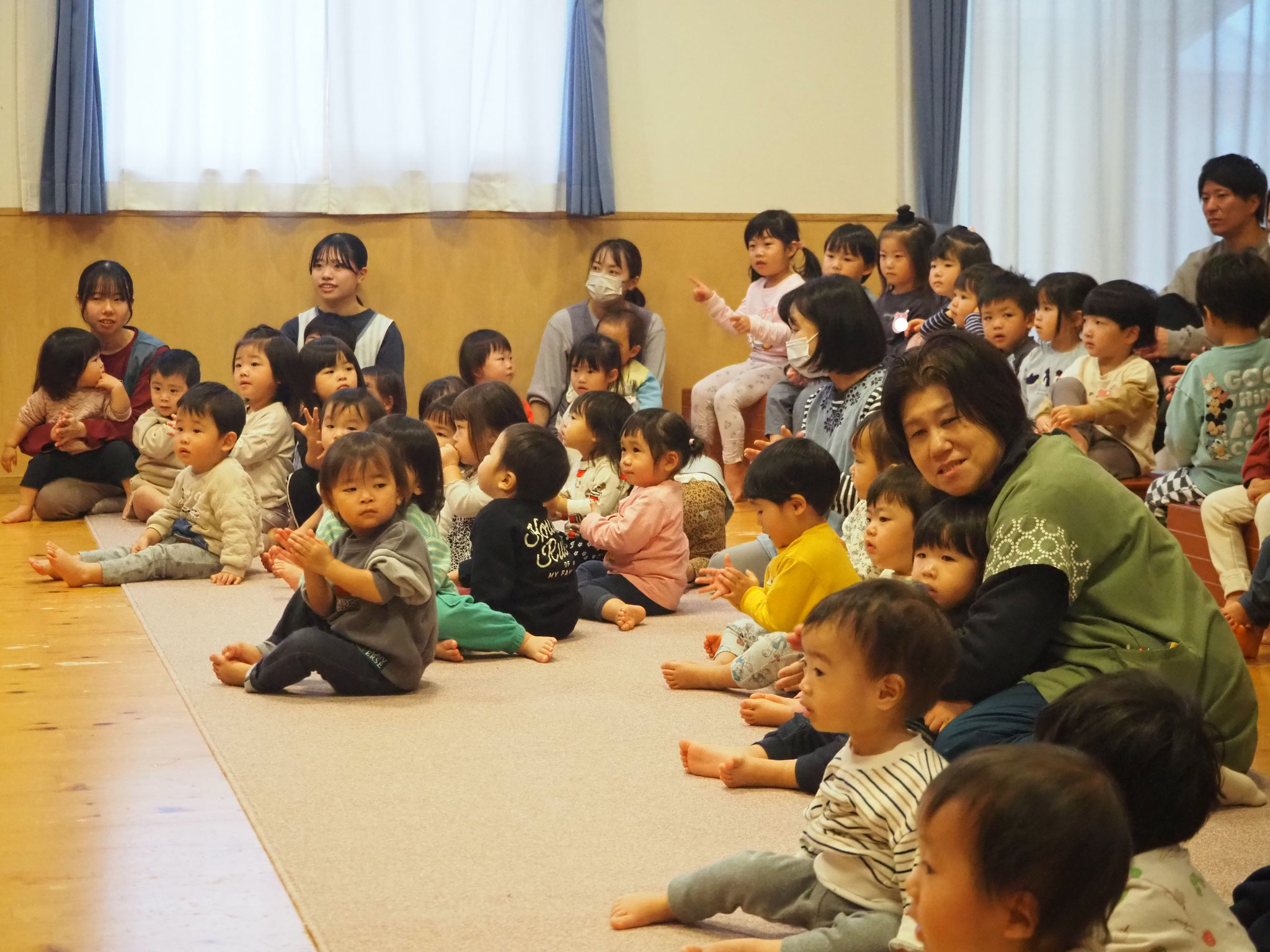 色々な楽器を前にわくわく♪