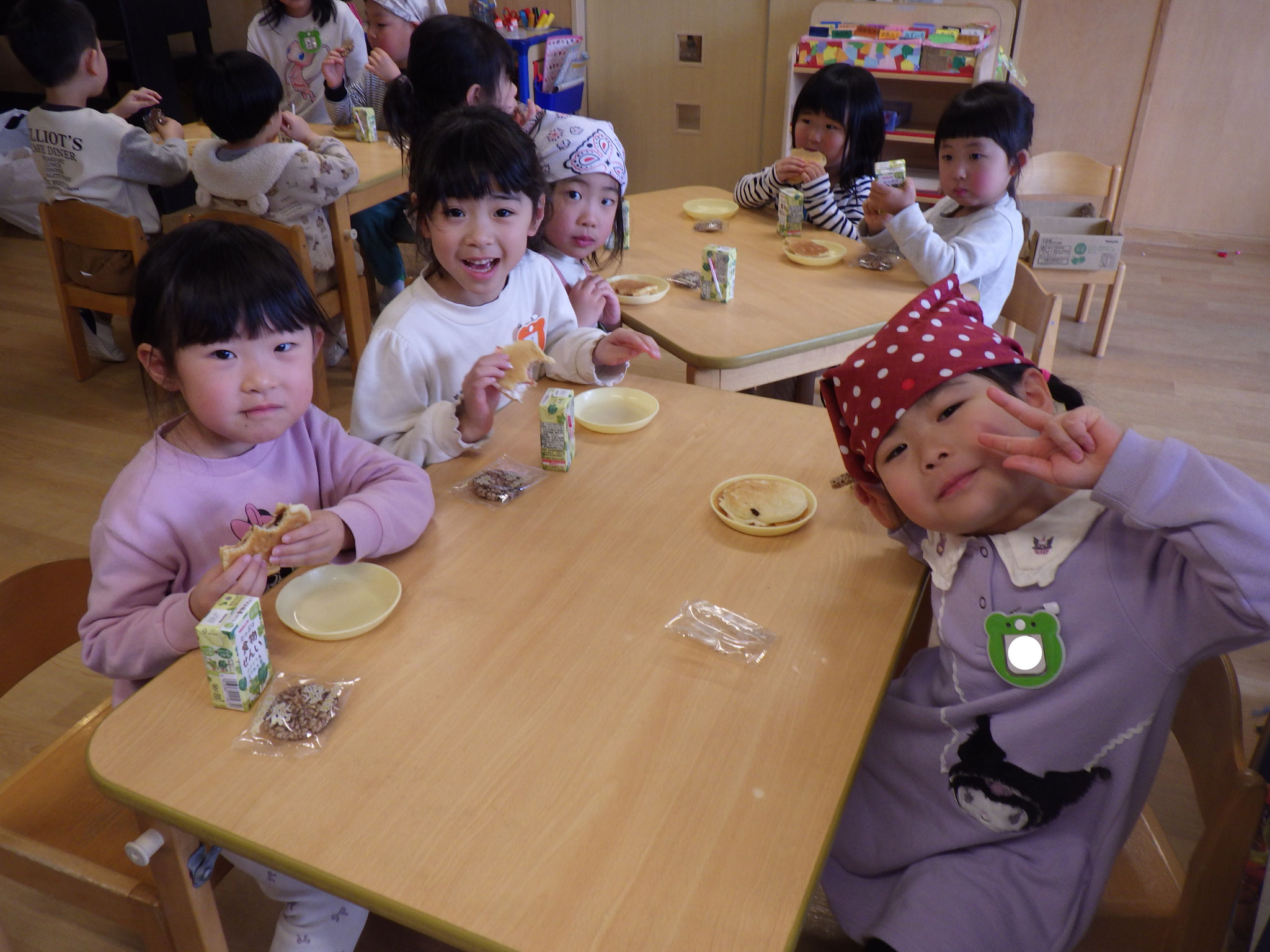 自分たちでトッピング♪ハムにチーズにチョコにクリームいっぱいあるよ～。
