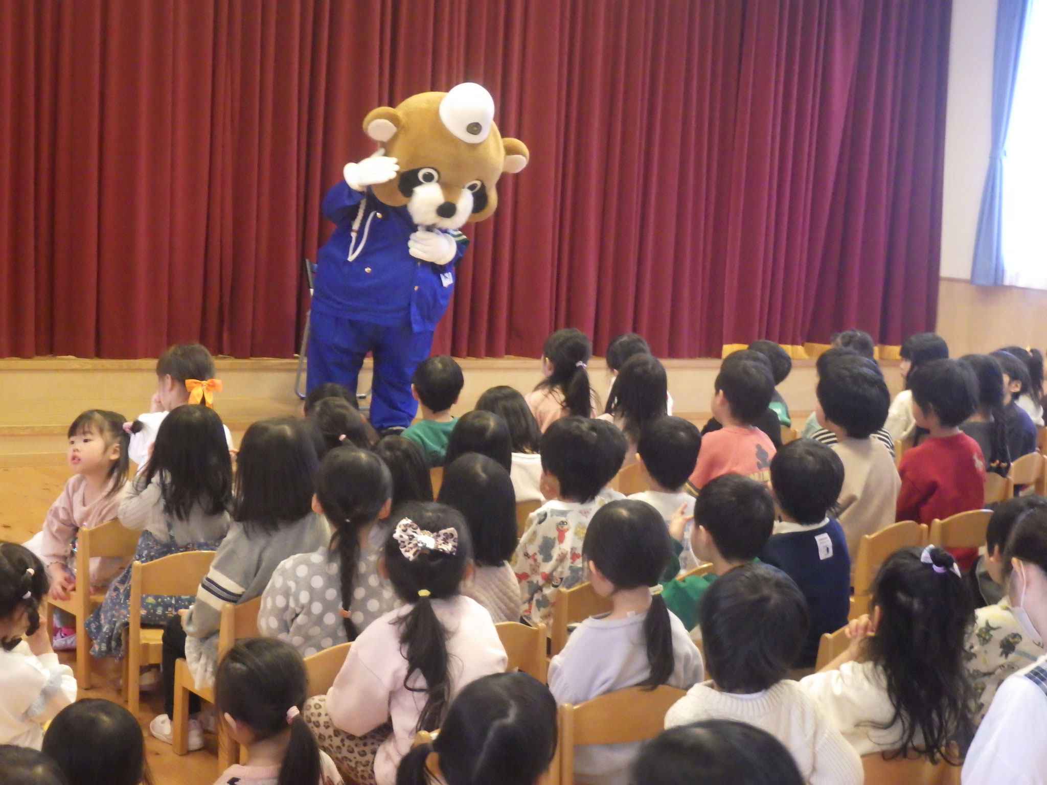 手を挙げて渡ることも大切だよ！