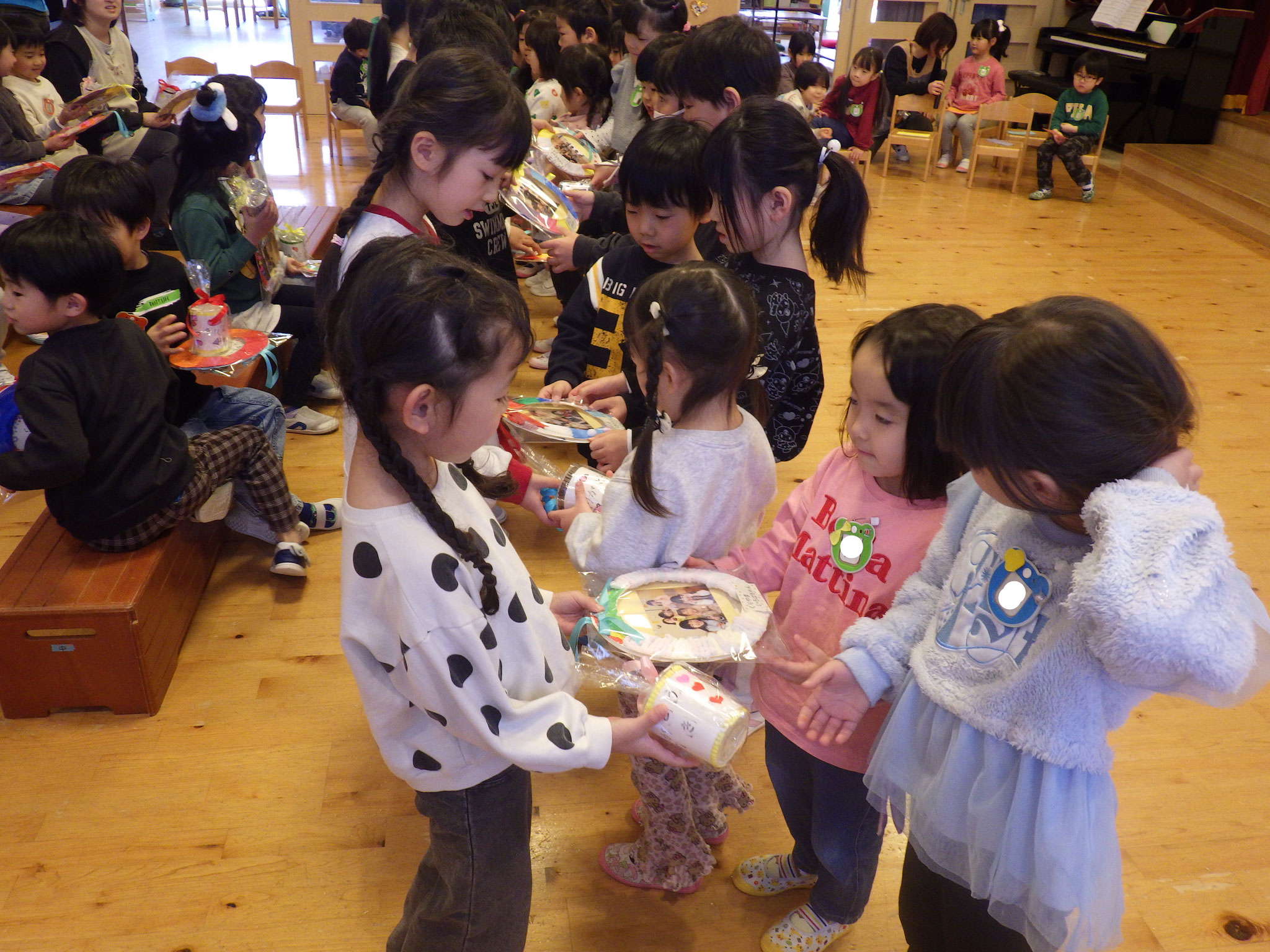 にじ組さんありがとう。ペン立てと写真飾りをプレゼント！