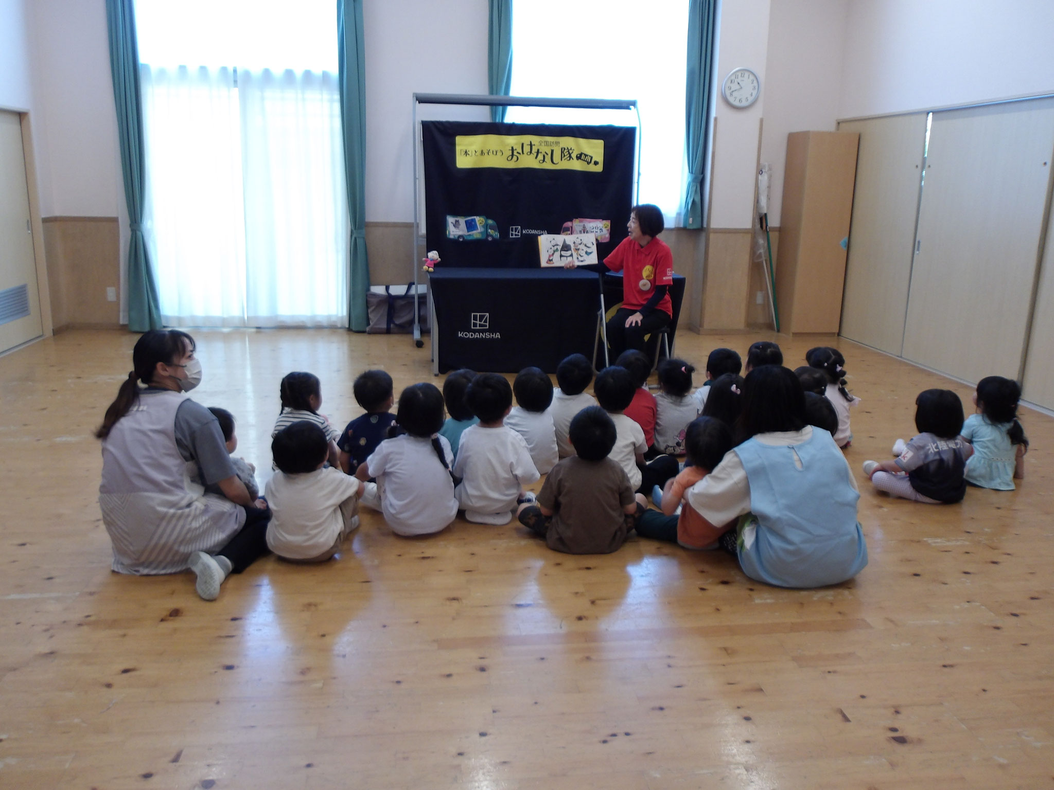 ３歳児　おはなしの会　「ごりらさんは」の絵本が大人気でした♪