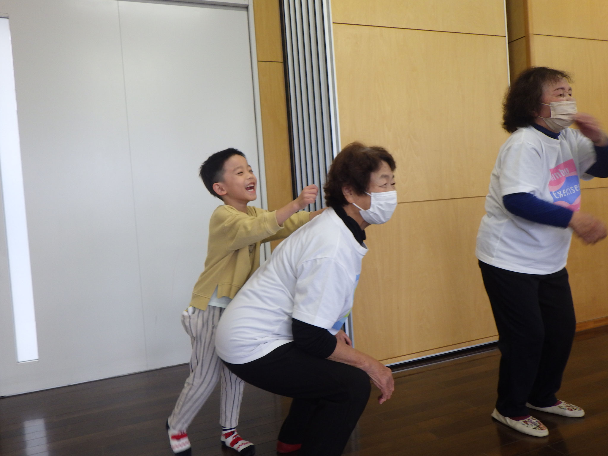 じゃんけんで勝ったら、肩たたきするよ！