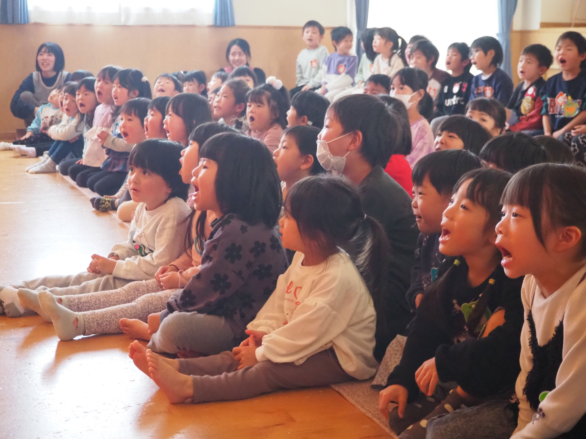 知っている歌が流れると･･･大熱唱！