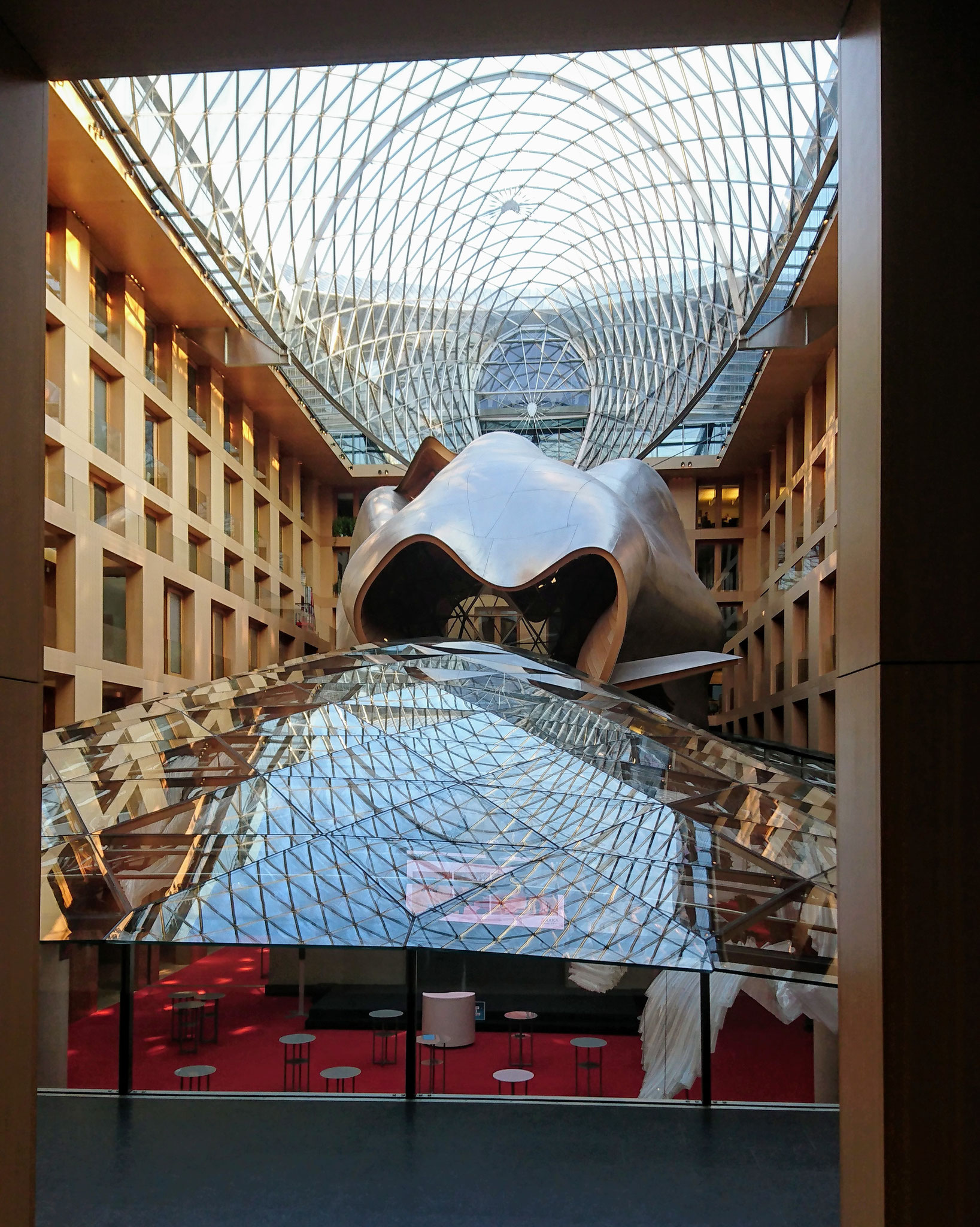 Skulptur im DZ Bank Gebäude