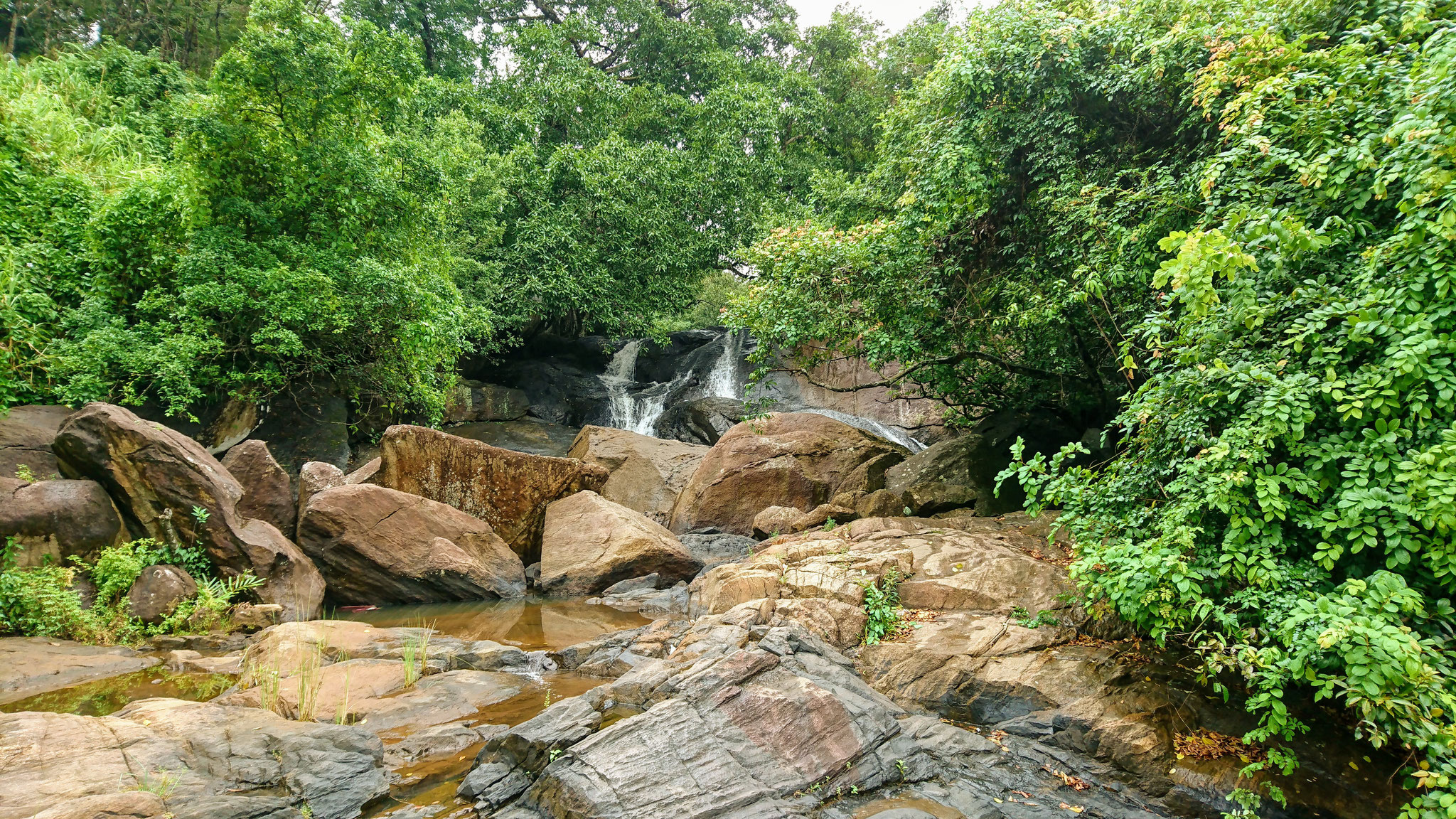 Kleiner Wasserfall und Flusslauf