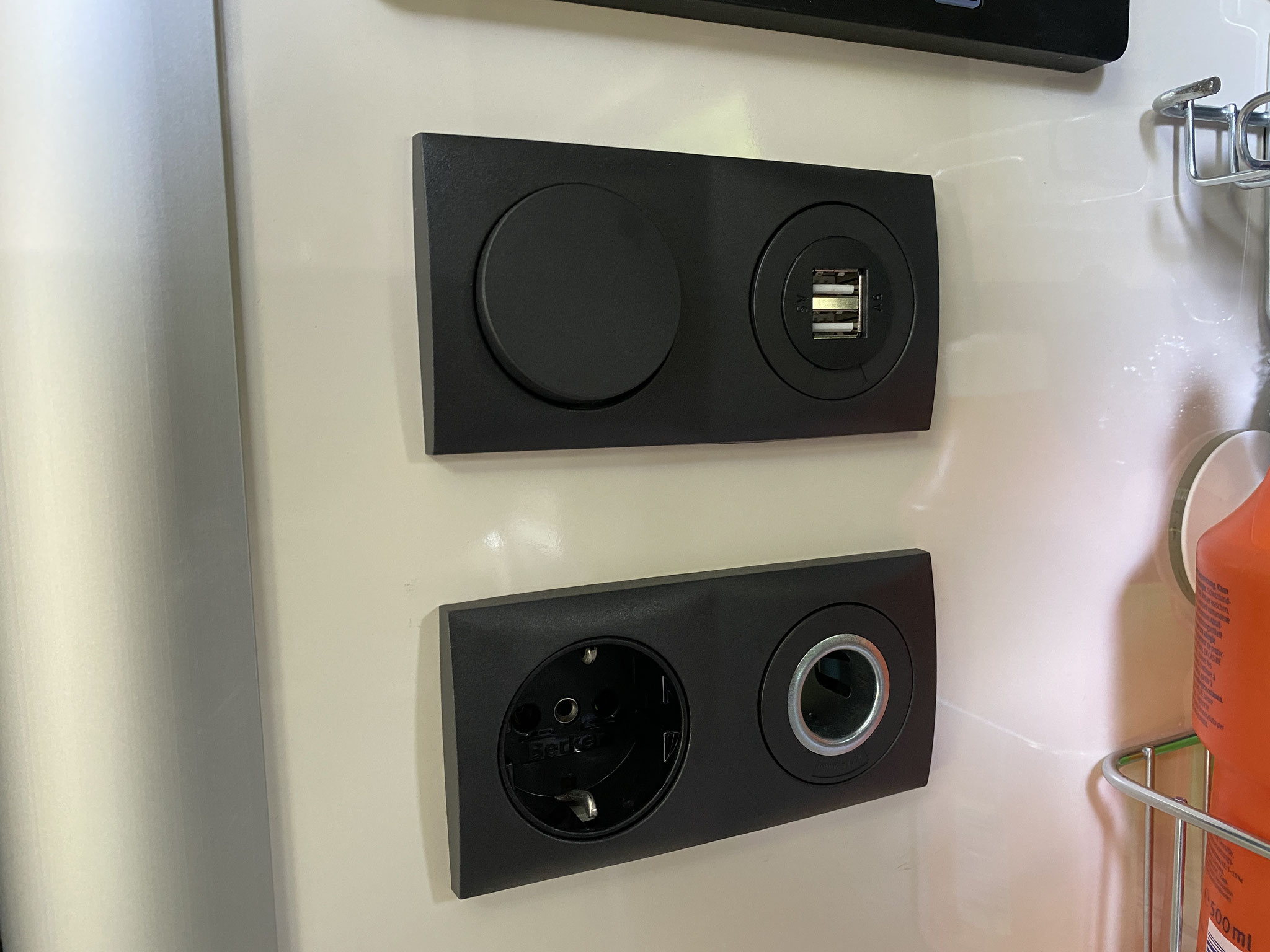Steckdose 220V, 12V sowie USB-Anschlüsse