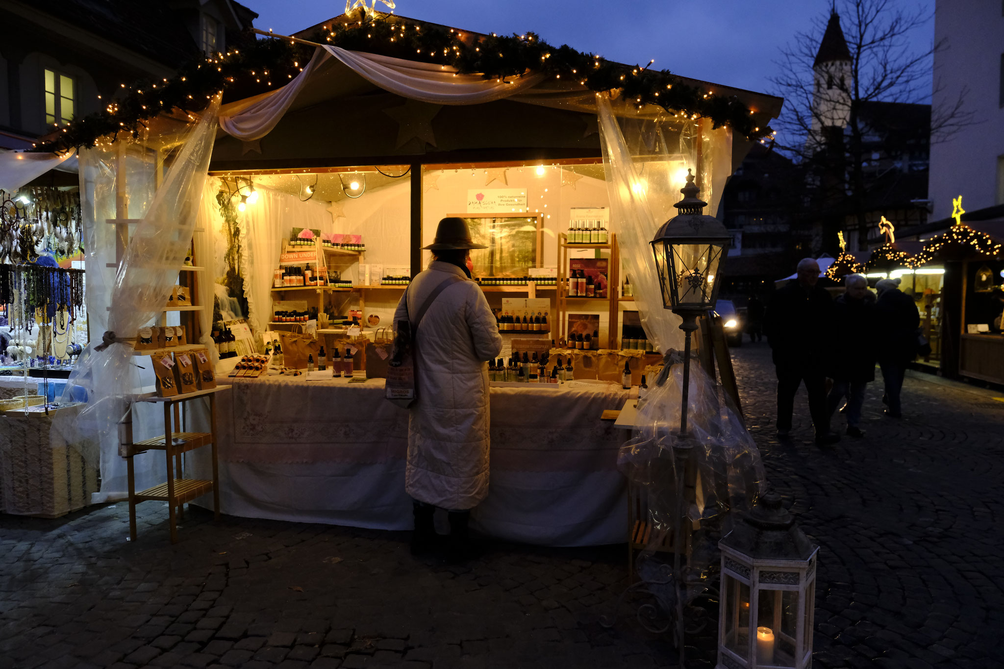  Coifför im KlanG (Andrea Michael): Häuschen Nummer 26. Naturprodukte, ätherische Öle, Raumsprays, Haarpflege- und Körperprodukte, Karten, Stoffherzen, Windlichter, Klangschalen. – Bild: Hans-Peter Rub  