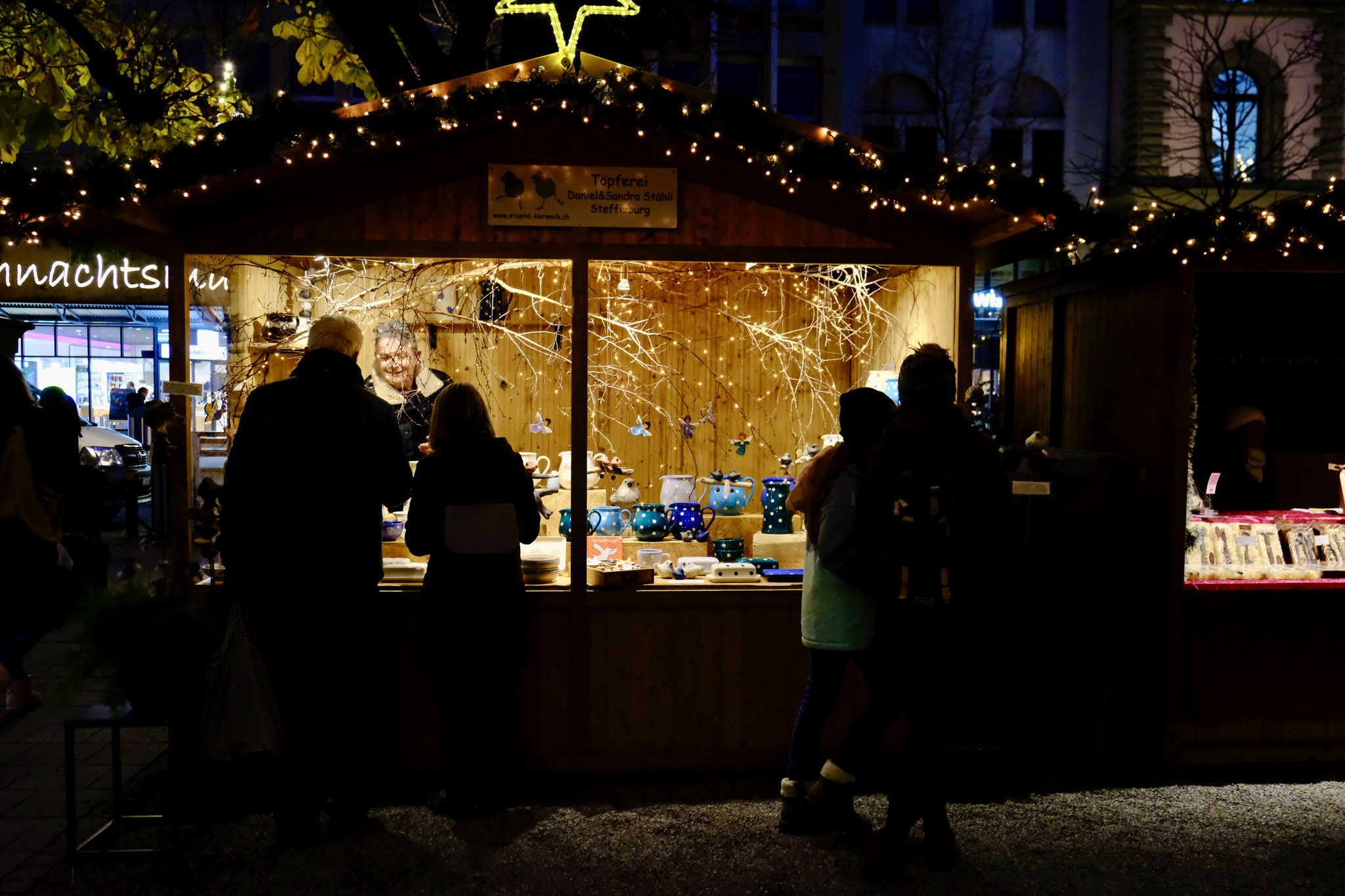  Töpferei Stähli-Keramik (Sandra und Daniel Stähli): Häuschen Nummer 32.  Keramik für Haus und Garten. – Bild: Hans-Peter Rub  