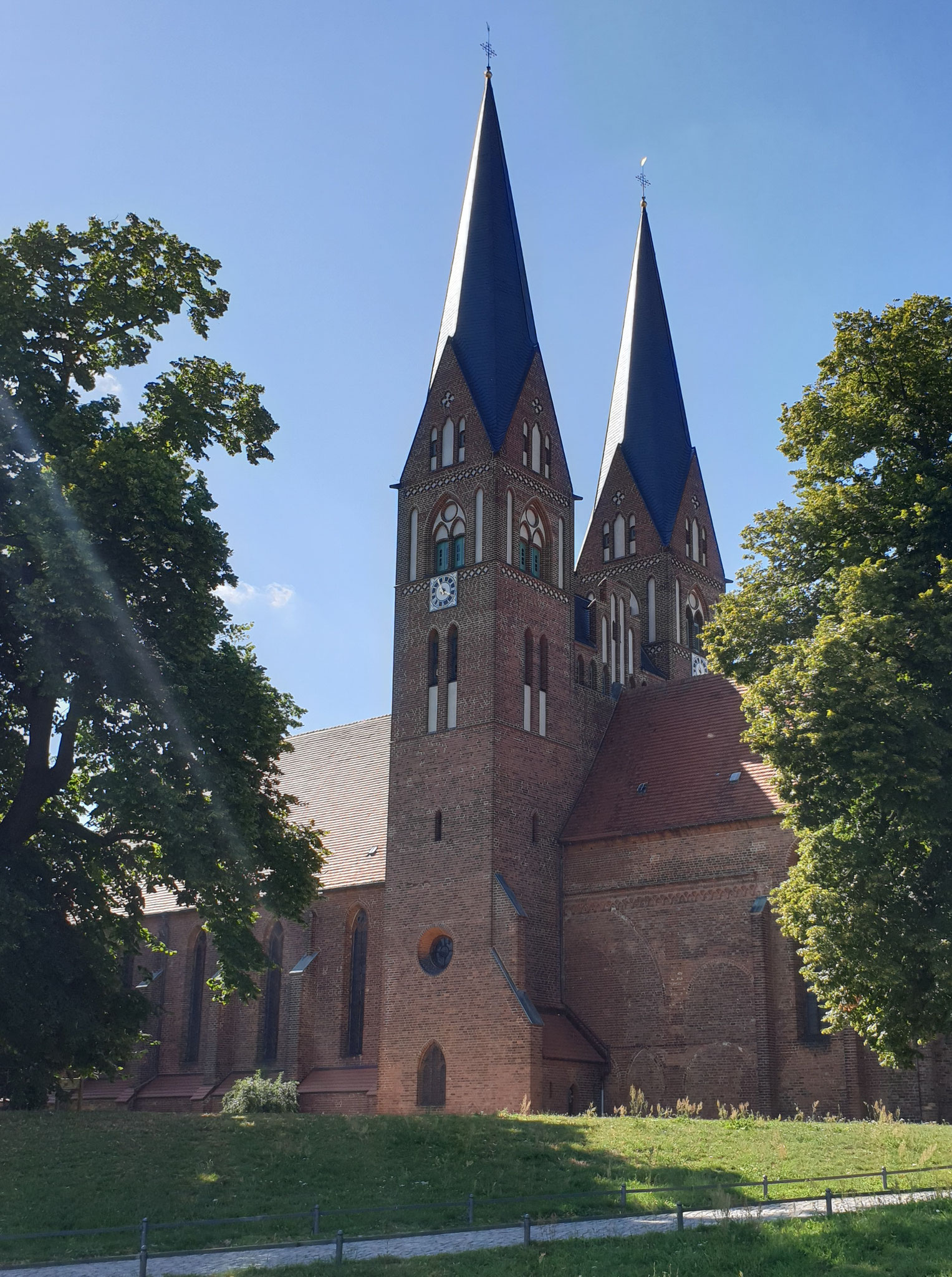 Klosterkirche und Wichmann-Linde