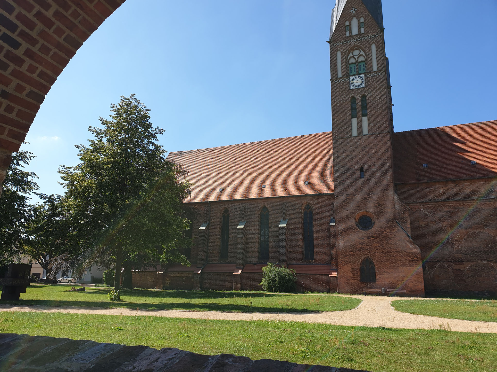 Blick durch die Stadtmauer auf die Klosterkirche