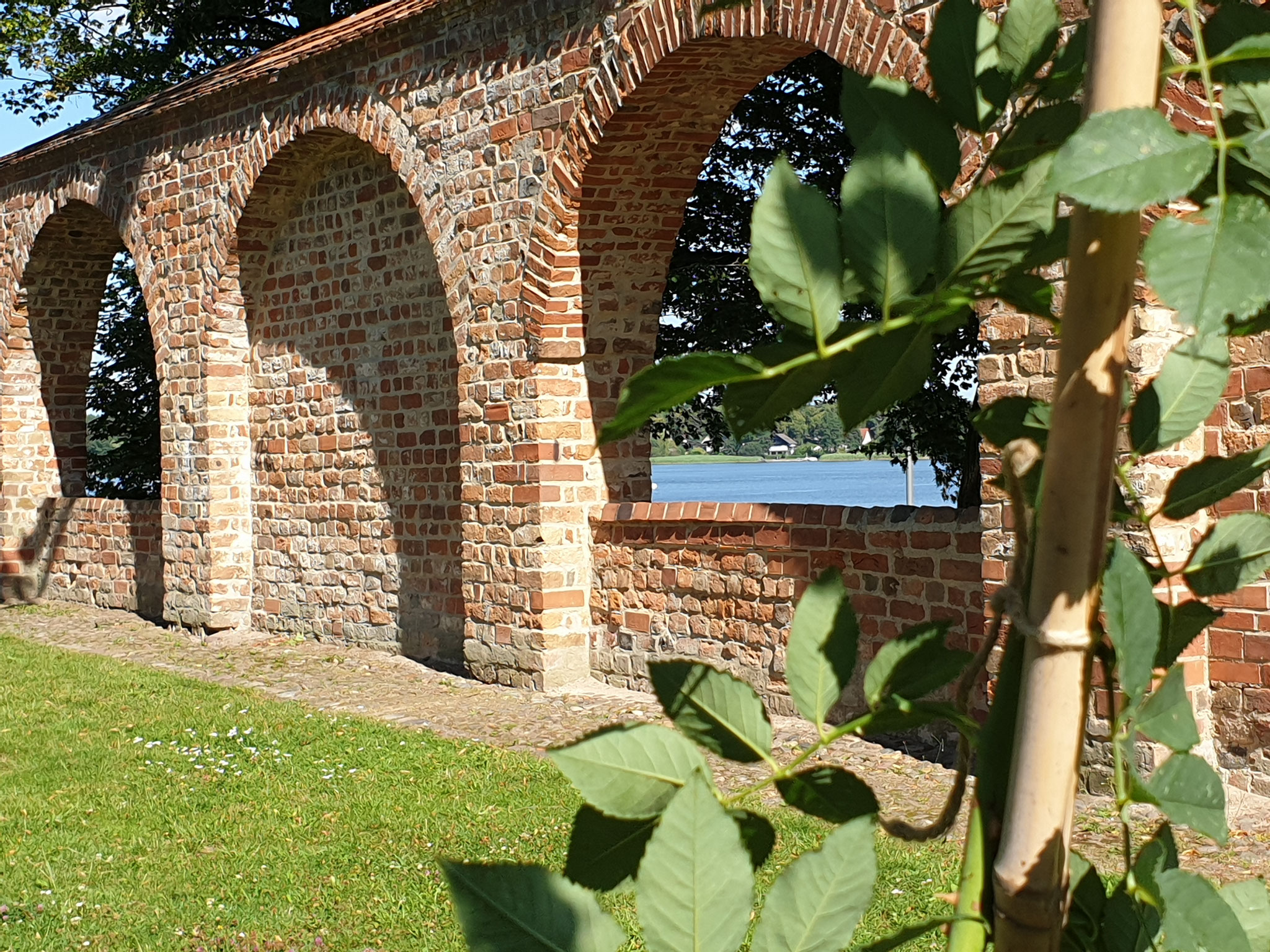 Blick durch die Stadtmauer zum Ruppiner See