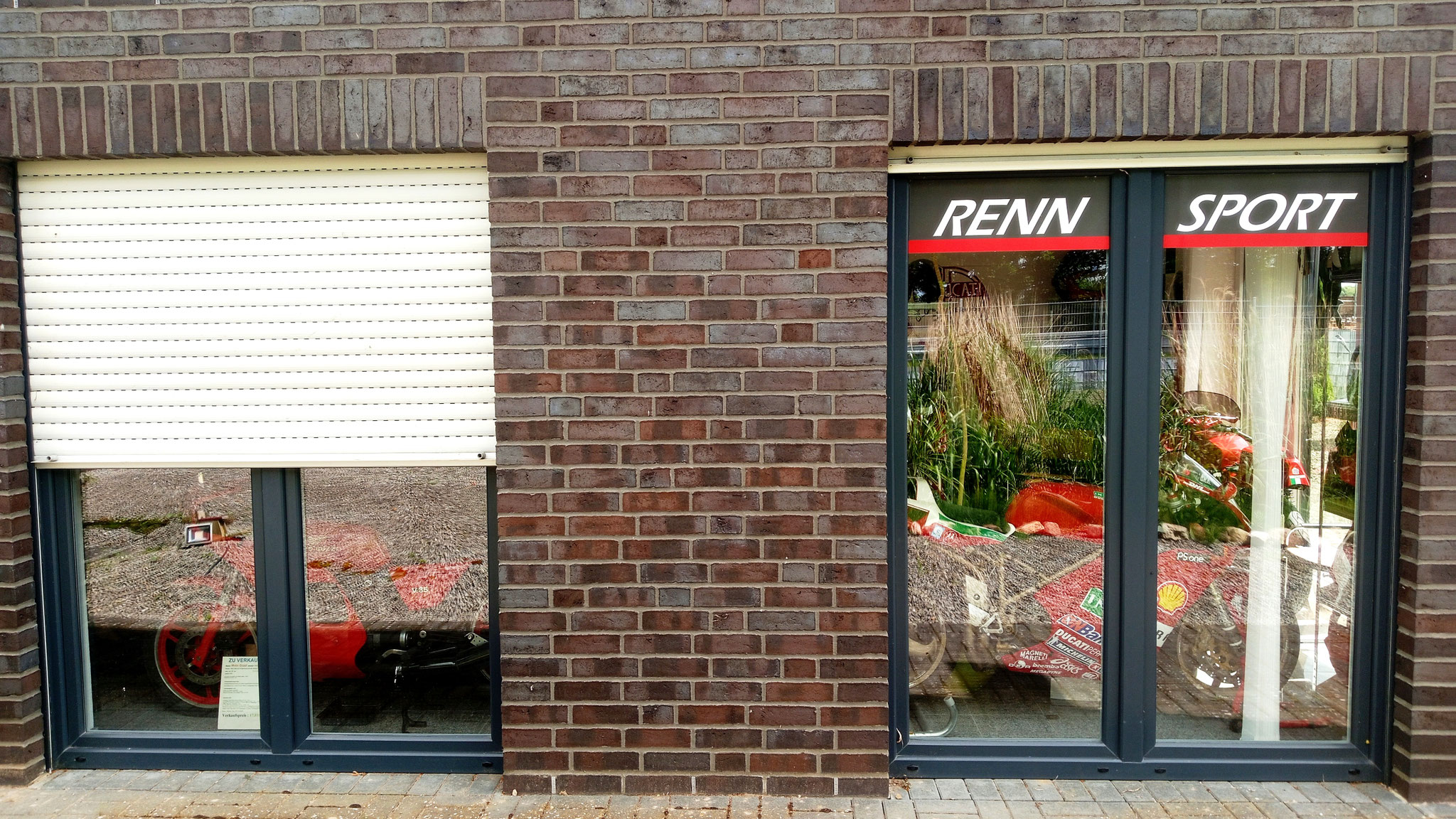 Westansicht mit einer Moto Guzzi V35 Sport und Ducati 916 R