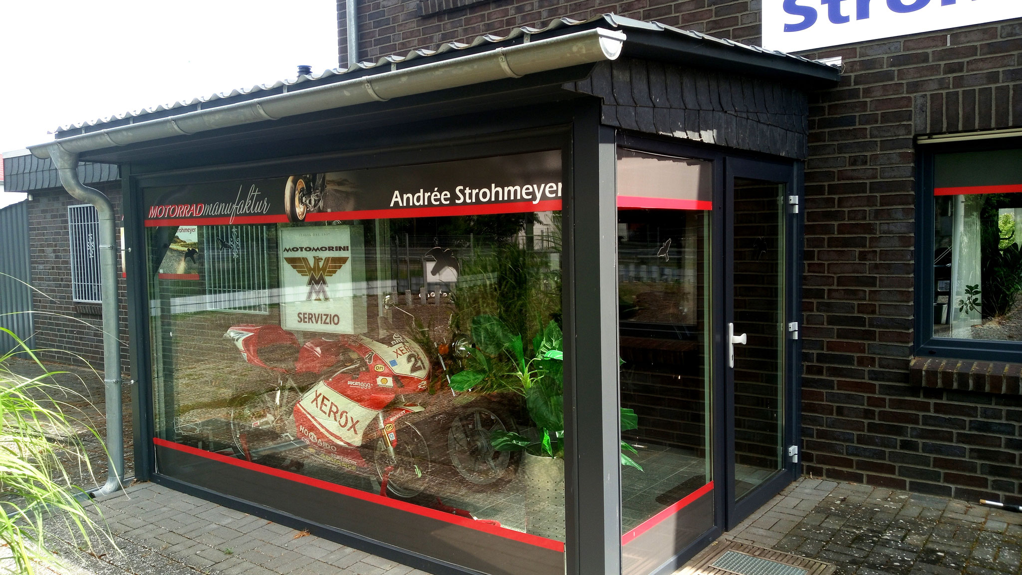 Kleine Ausstellung Vorderseite mit Ducati 999R und Moto Morini 125 H