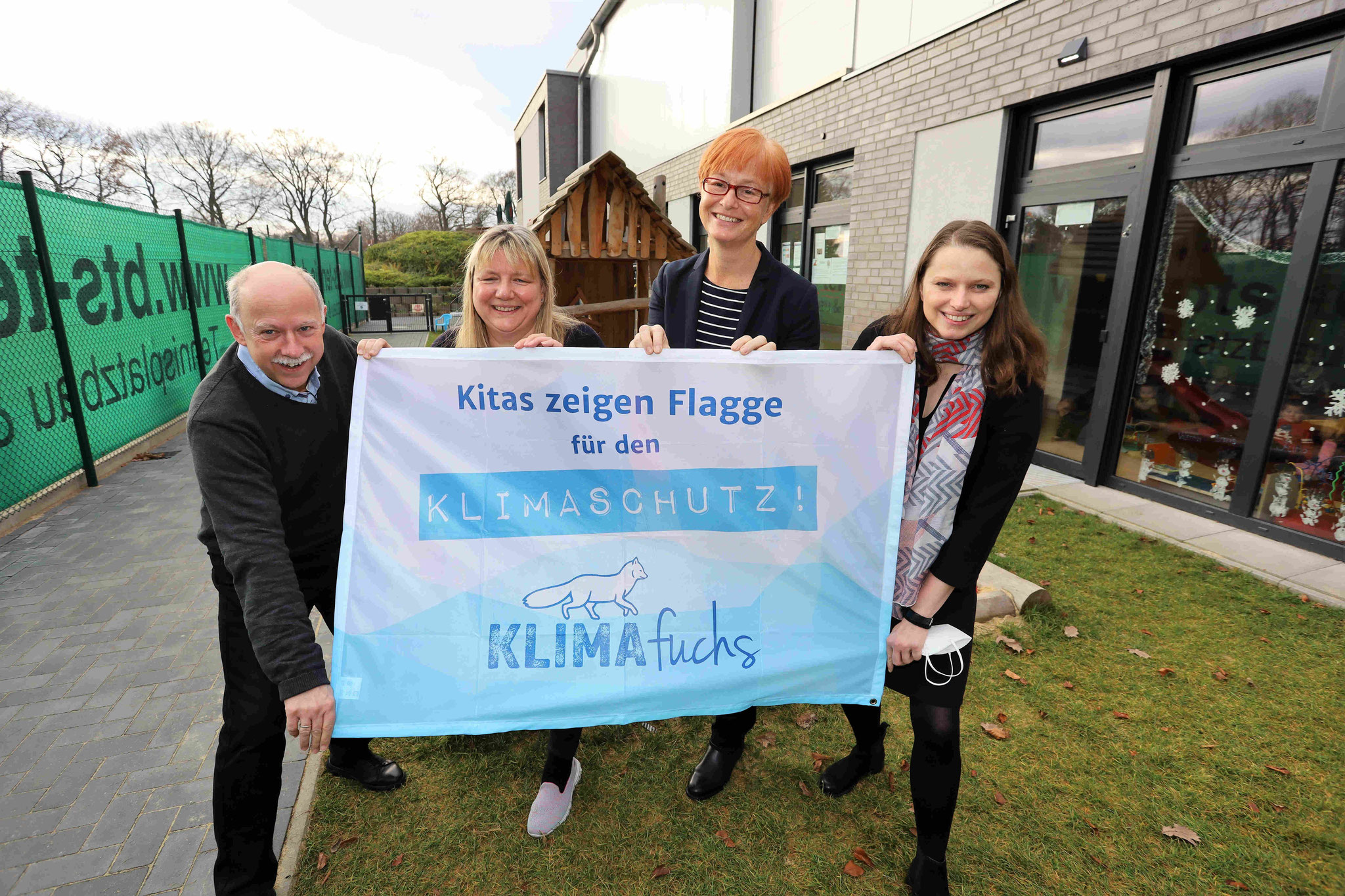 Torsten Schade (HTB), Ariane Schwartau (Kitaleitung), Dirka Grießhaber (S.O.F) und Senatorin Melanie Leonhard zeigen gemeinsam Flagge für den Klimaschutz.
