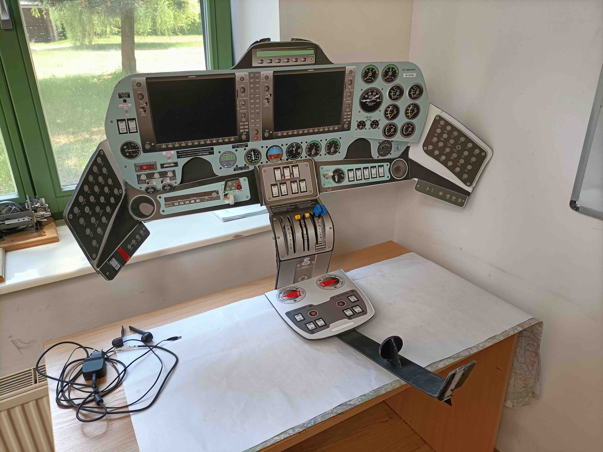 Flight deck panel mock-up, G1000 trainer software