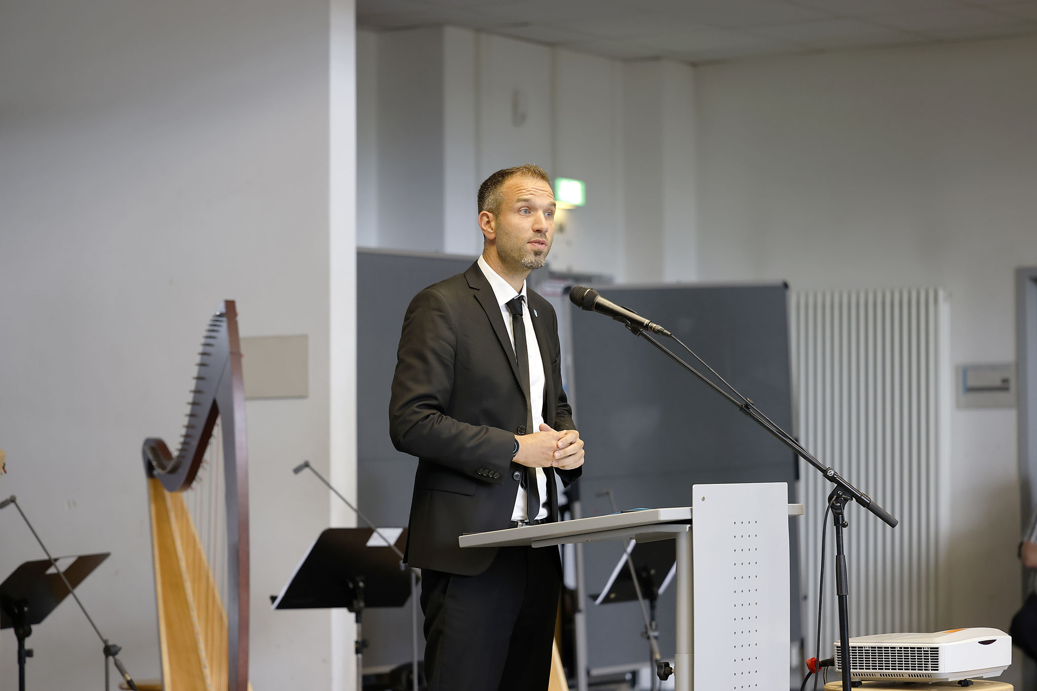 Sozialdezernent und Kämmerer Martin Wilhelm begrüßt zur Preisverleihung.