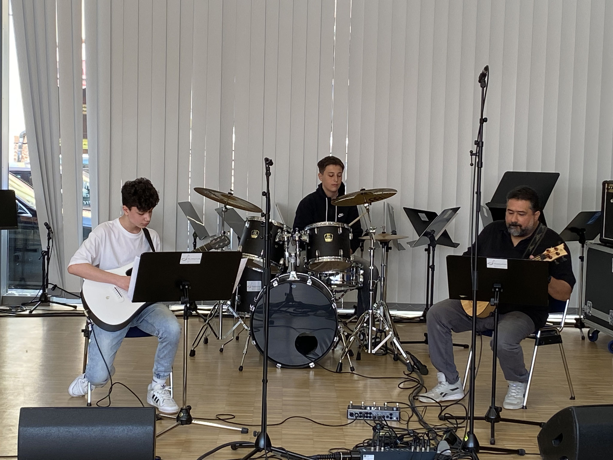 Musik-Jahres-Stipediaten Ivan Nedioglo an der Gitarre und Eldin Hamzic an den Drums, gemeinsam mit Rod Mancebo.