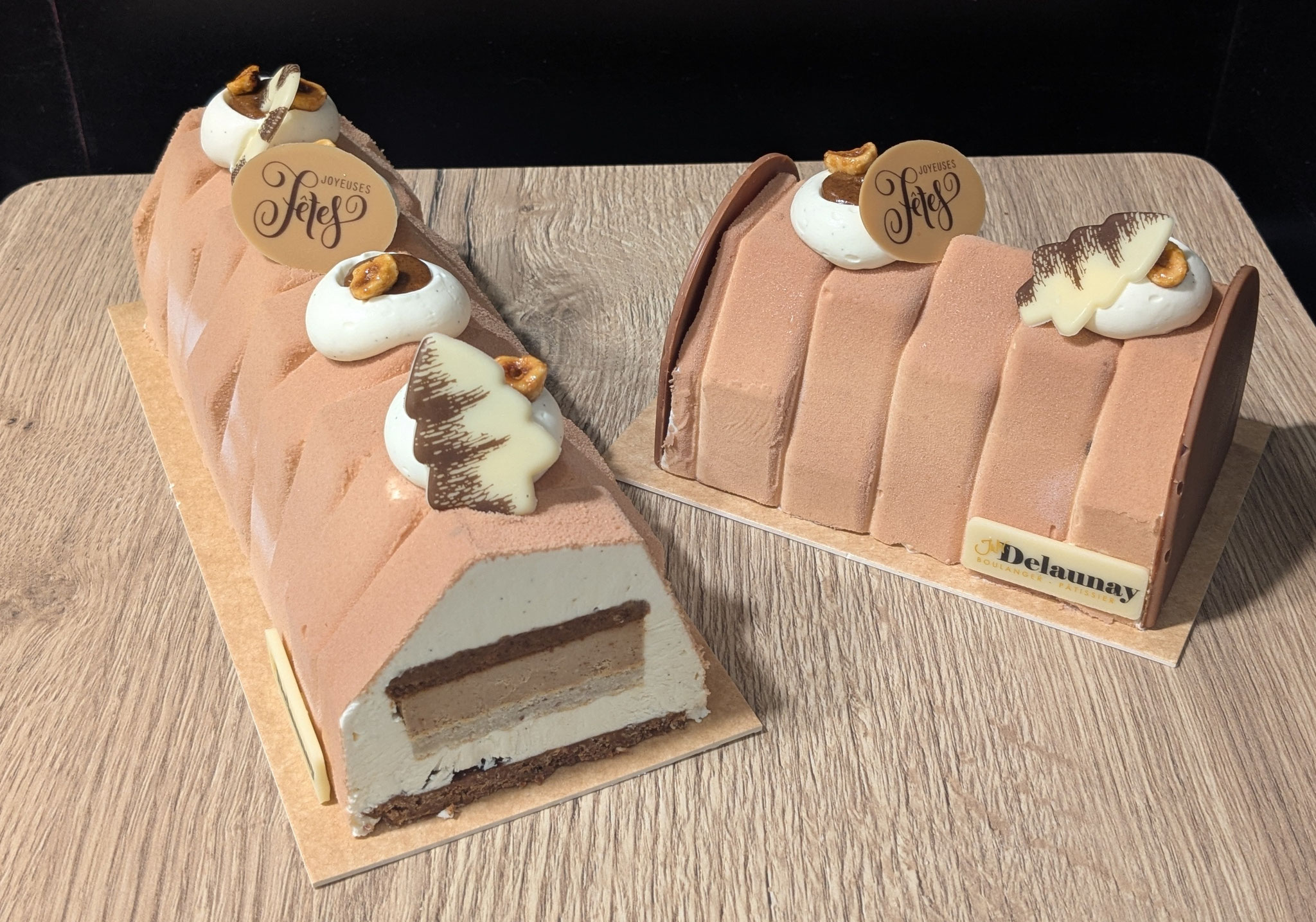 Noisetier : Biscuit noisette, croquant noisette, crémeux praliné noisette, praliné et crème légère vanille.