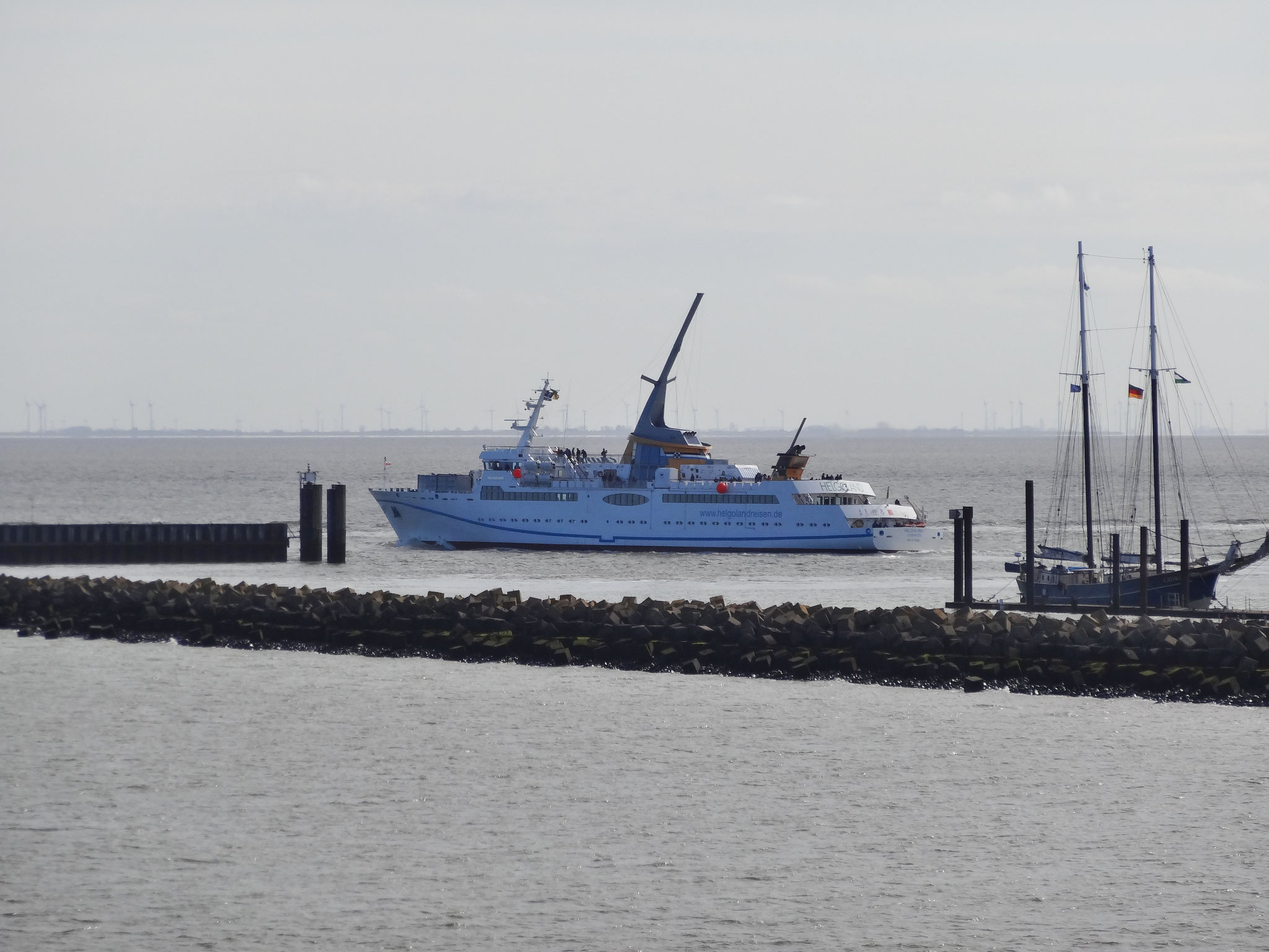 Die MS Helgoland auf dem Weg von Cuxhaven zu der Hochseeinsel Helgoland