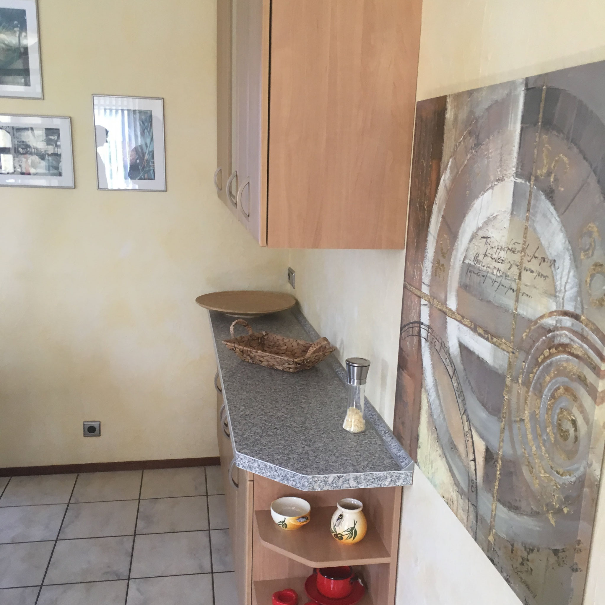 Tolle Kuche Mit Essbereich Balkonzugang Holzboden Und Gemutlicher Atmosphare Einrichtung K Wohnzimmer Mit Offener Kuche Wohnung Esszimmer Kleine Wohnkuche