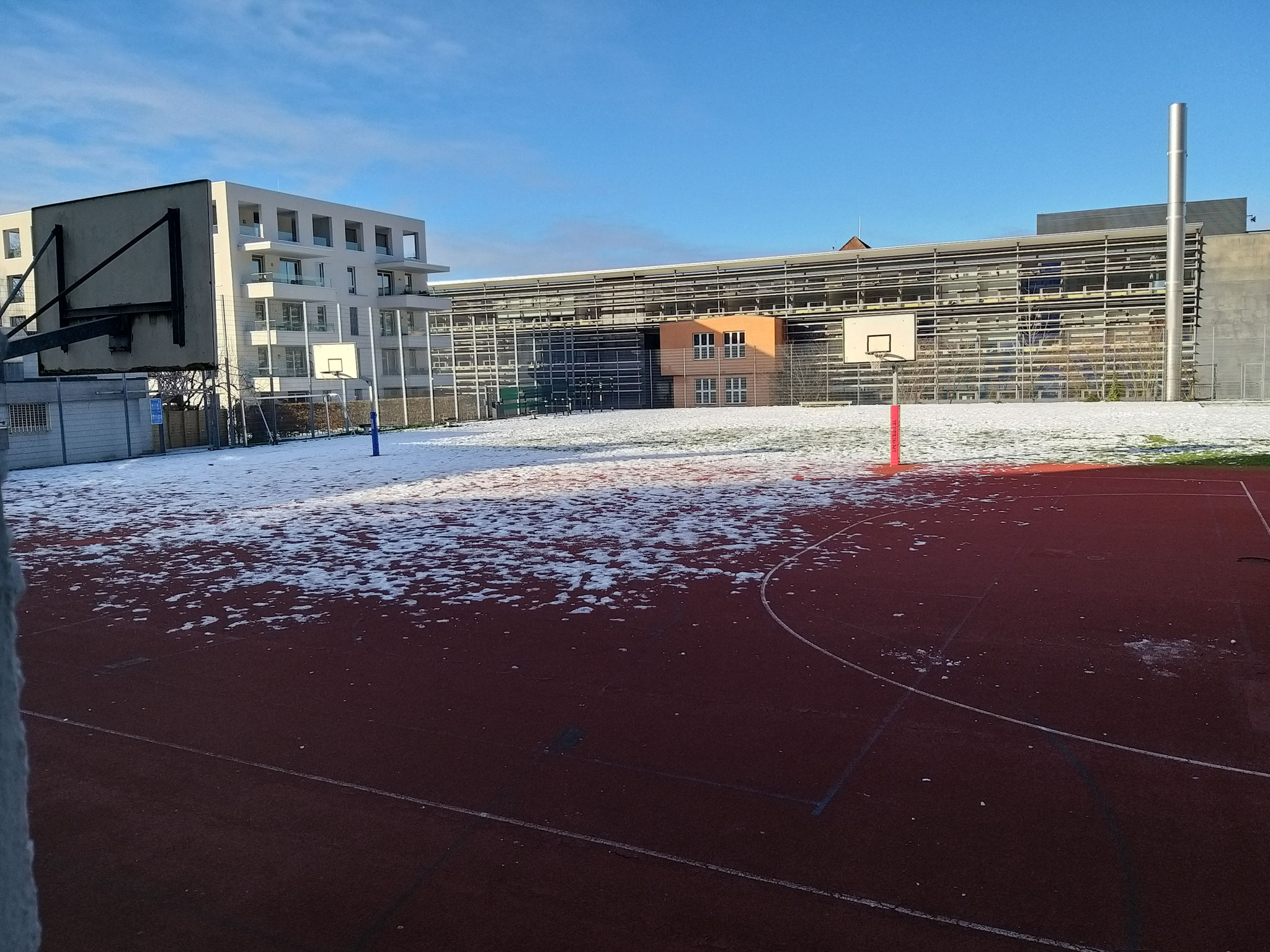 Hinter der Schule ist unser großer Sportplatz, der auch für die Pausen genutzt wird.