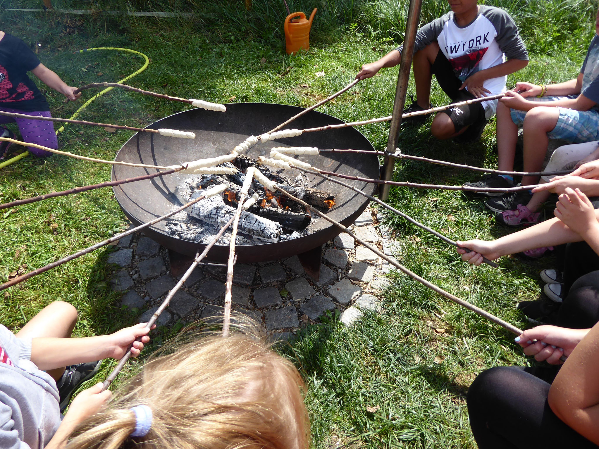 Stockbrot am Feuer backen