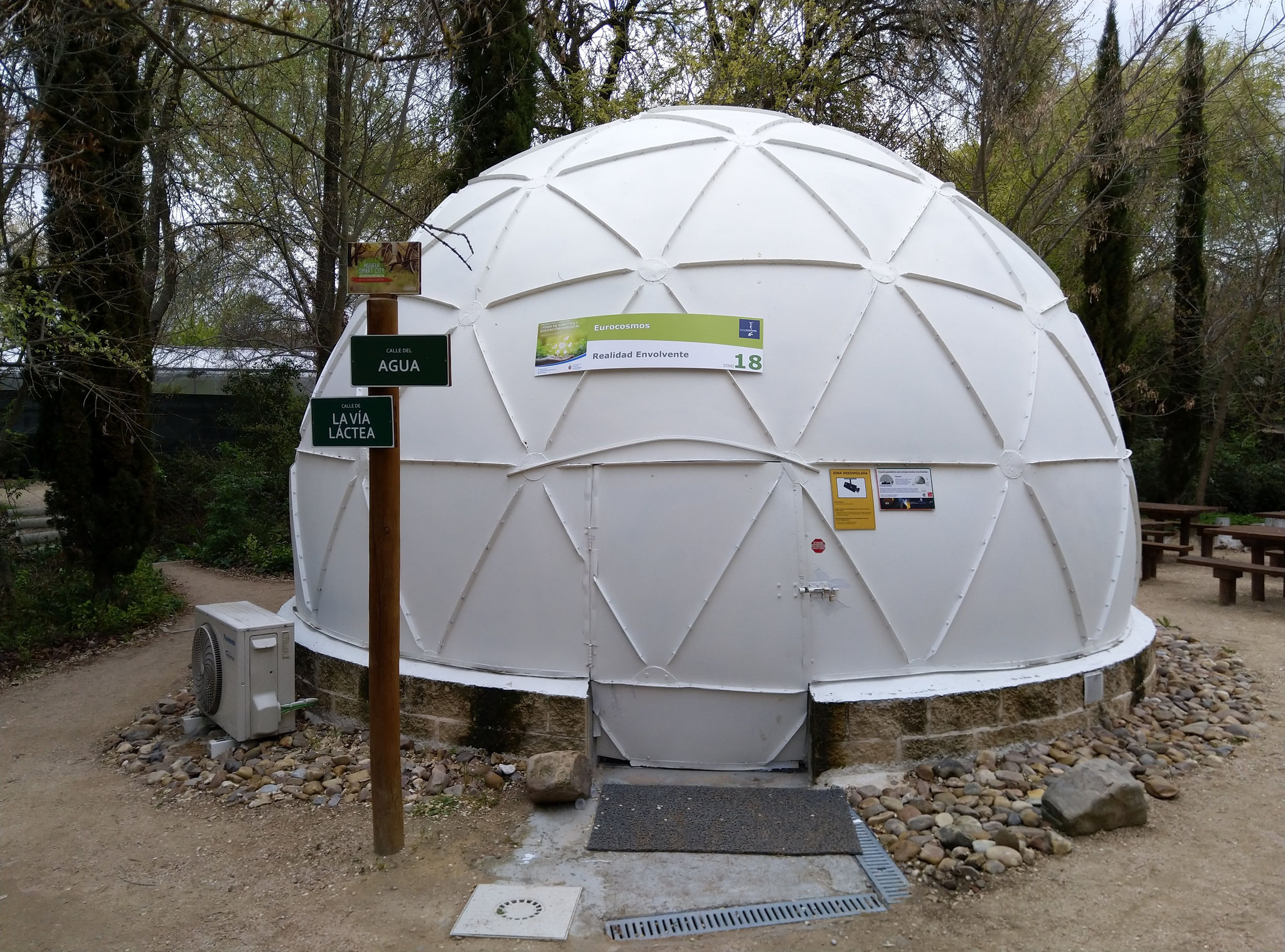 Cúpula de 6 metros de diámetro instada en Pozuelo de Alarcón, Madrid.