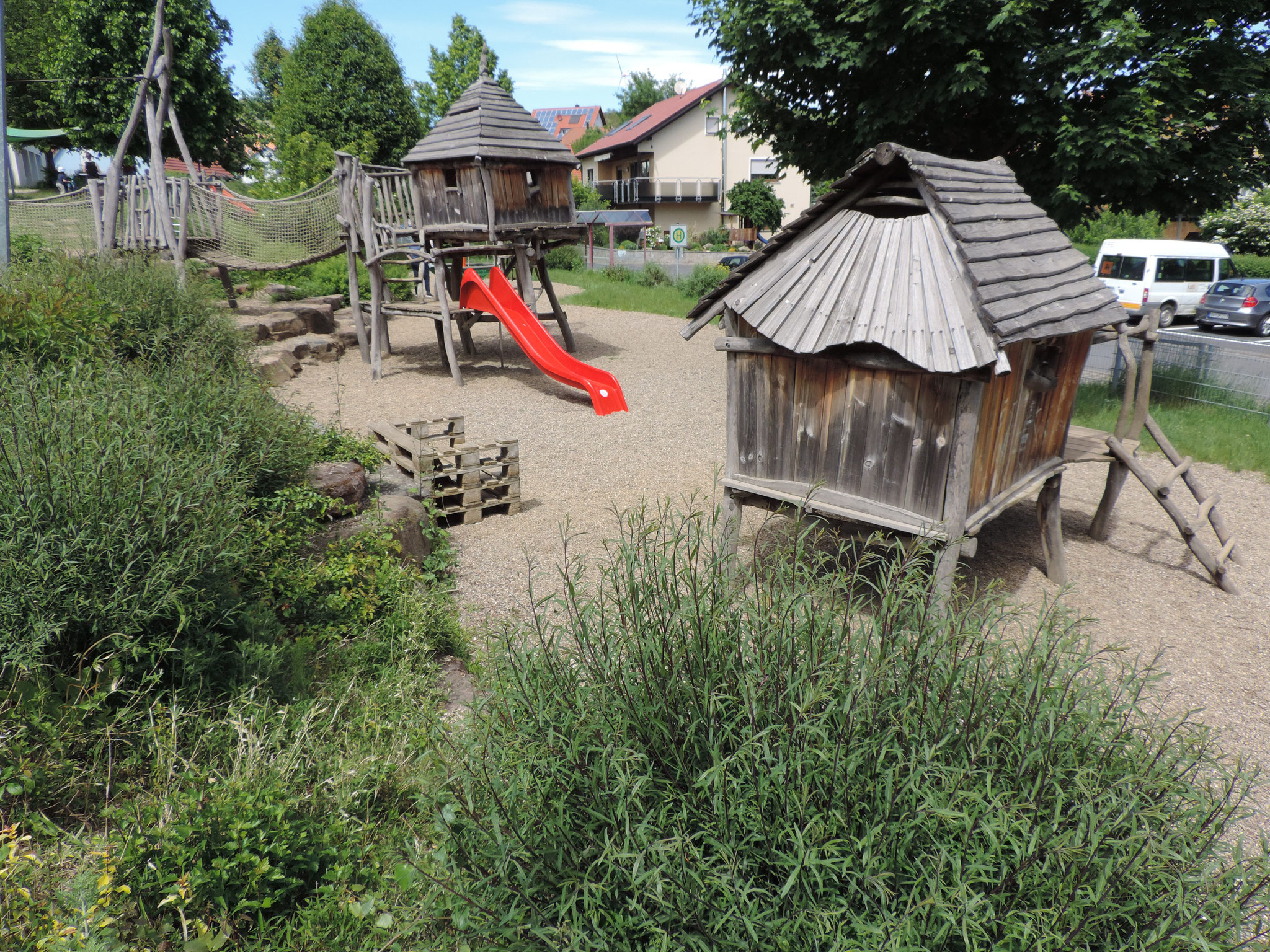 Bewegung an der frischen Luft auf unserem weitläufigen Spielplatzgelände oder an Waldtagen ist uns sehr wichtig.