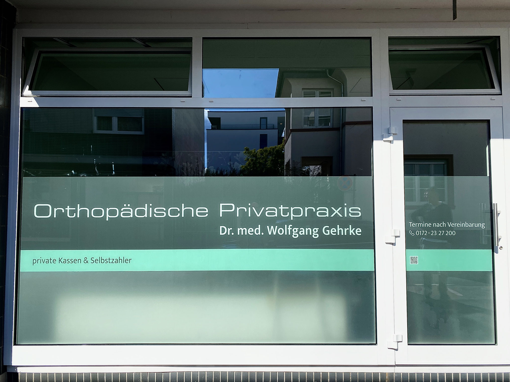 Eingang Orthopädische Praxis Dr. Wolfgang Gehrke, Eisenbahnstrasse 3-5, Dreieich