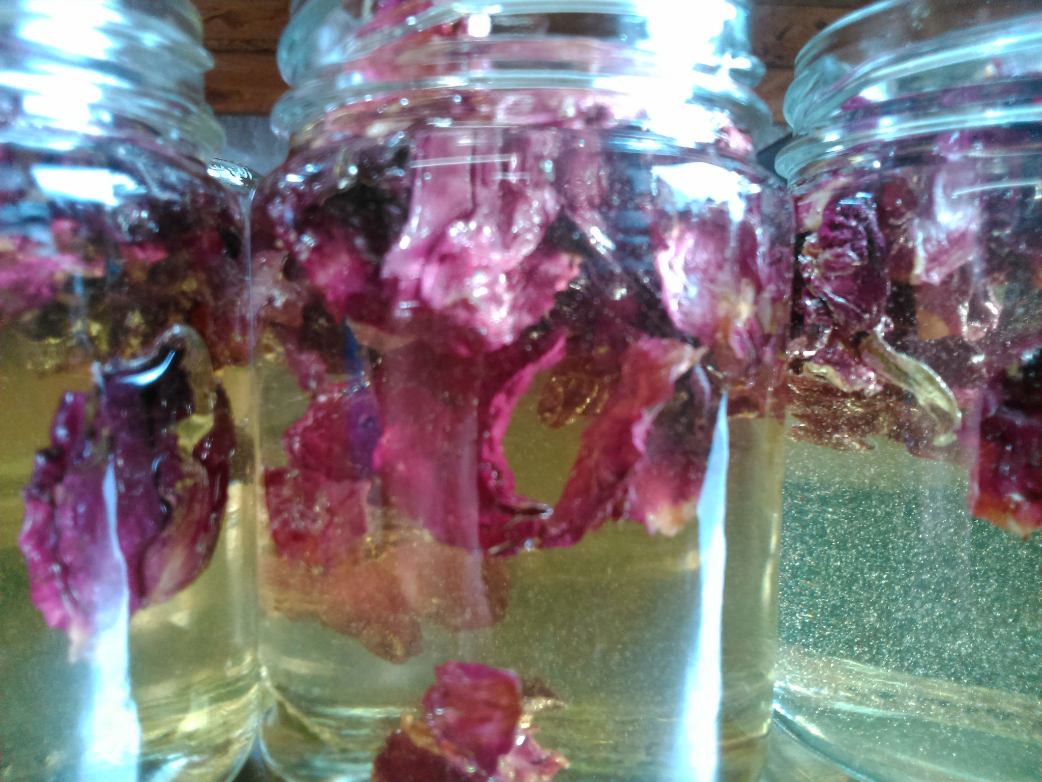 ...und so sieht unsere Spezialität Rose in Akazienhonig im Glas aus.