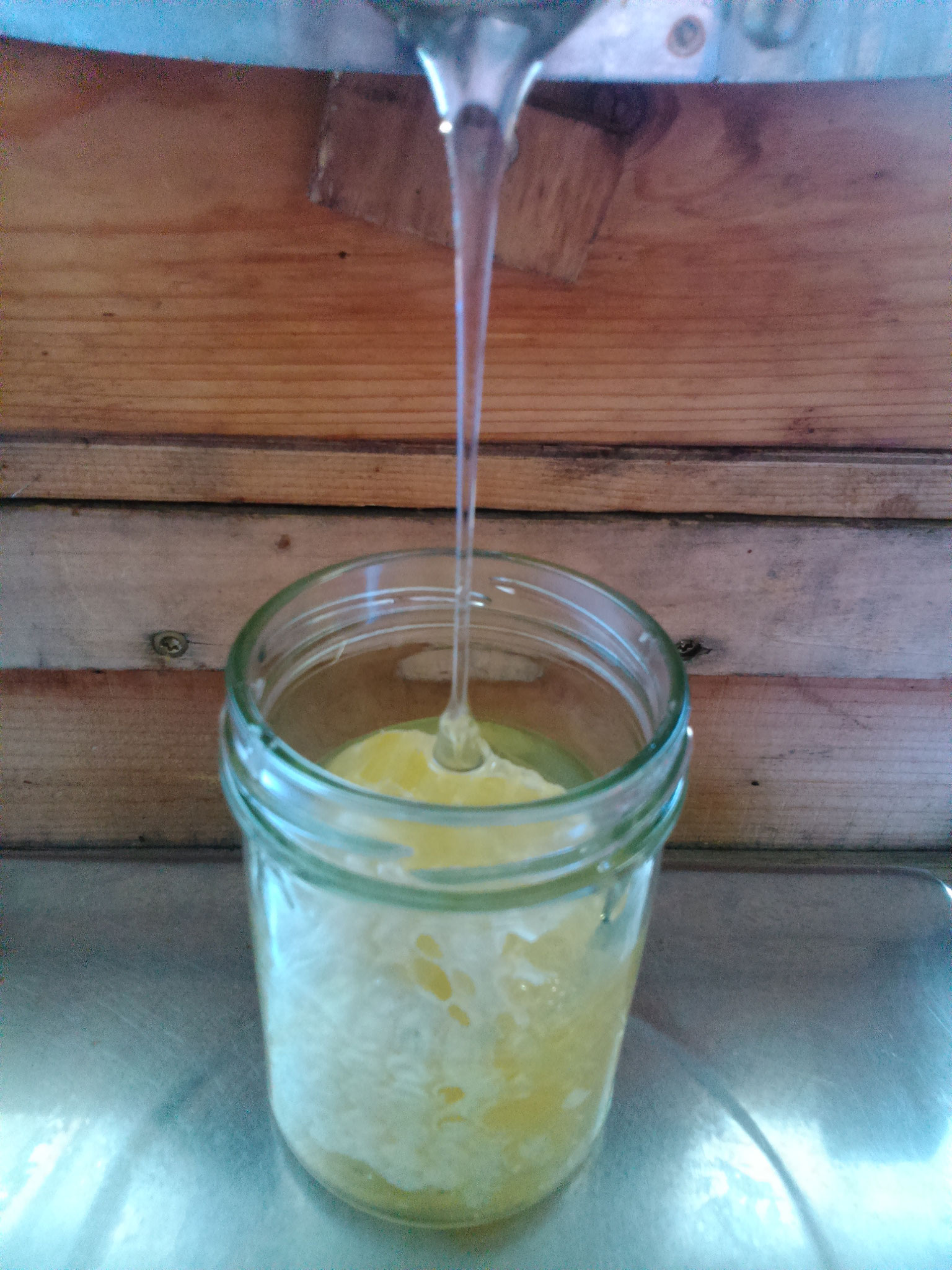 Hier läuft der Honig ins Glas für  Wabe in Akazienhonig 