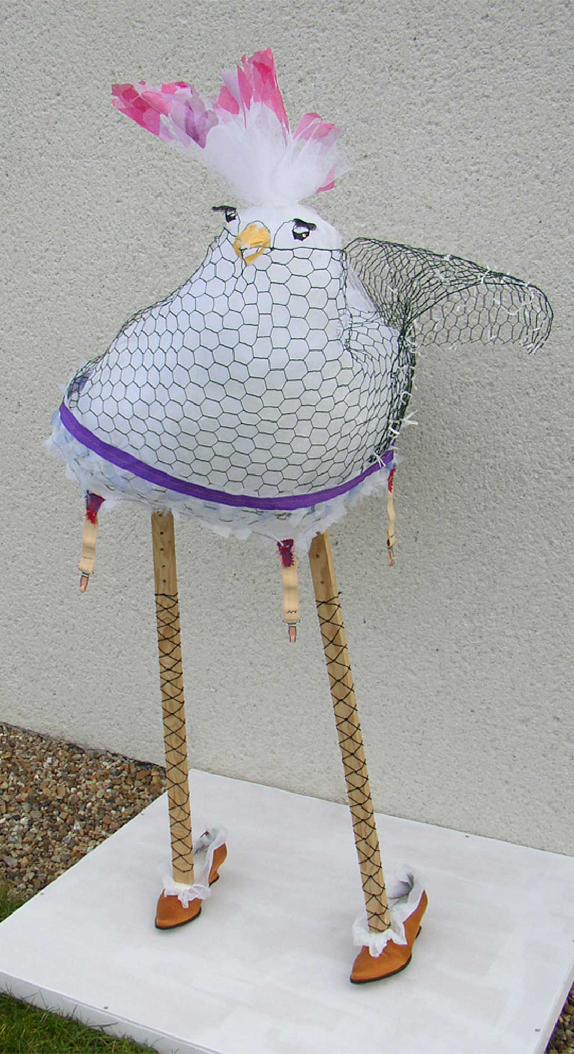 La poule de luxe - H 160 x L 70 x 80cm - techniques mixtes - ©Jaja 2003/Adagp