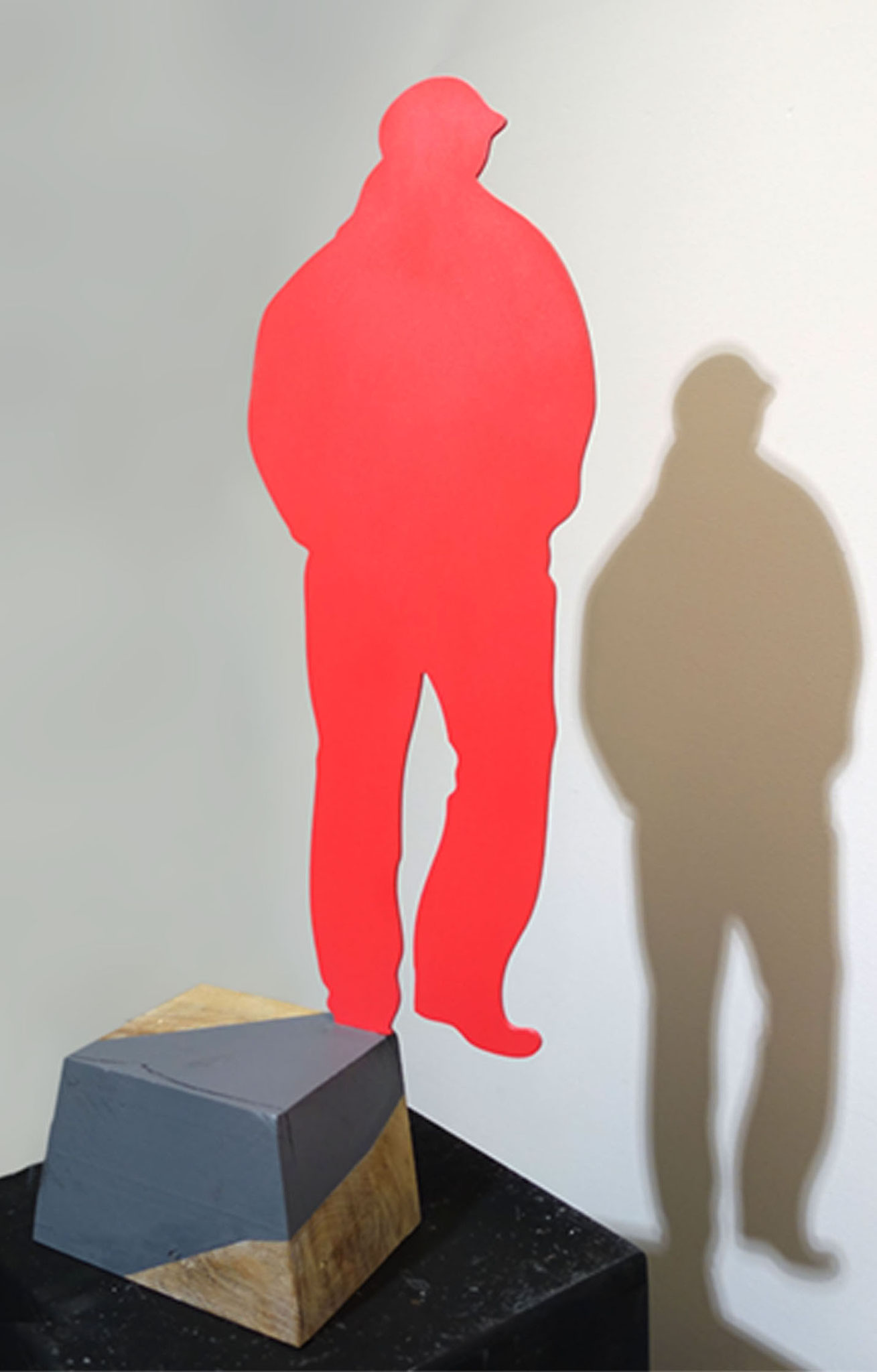 Sur la route -H 67 x L 30 X 15 cm – personnage découpé dans de l'alu-dibond et inséré dans socle bois - 2017©Jaja/ADAGP