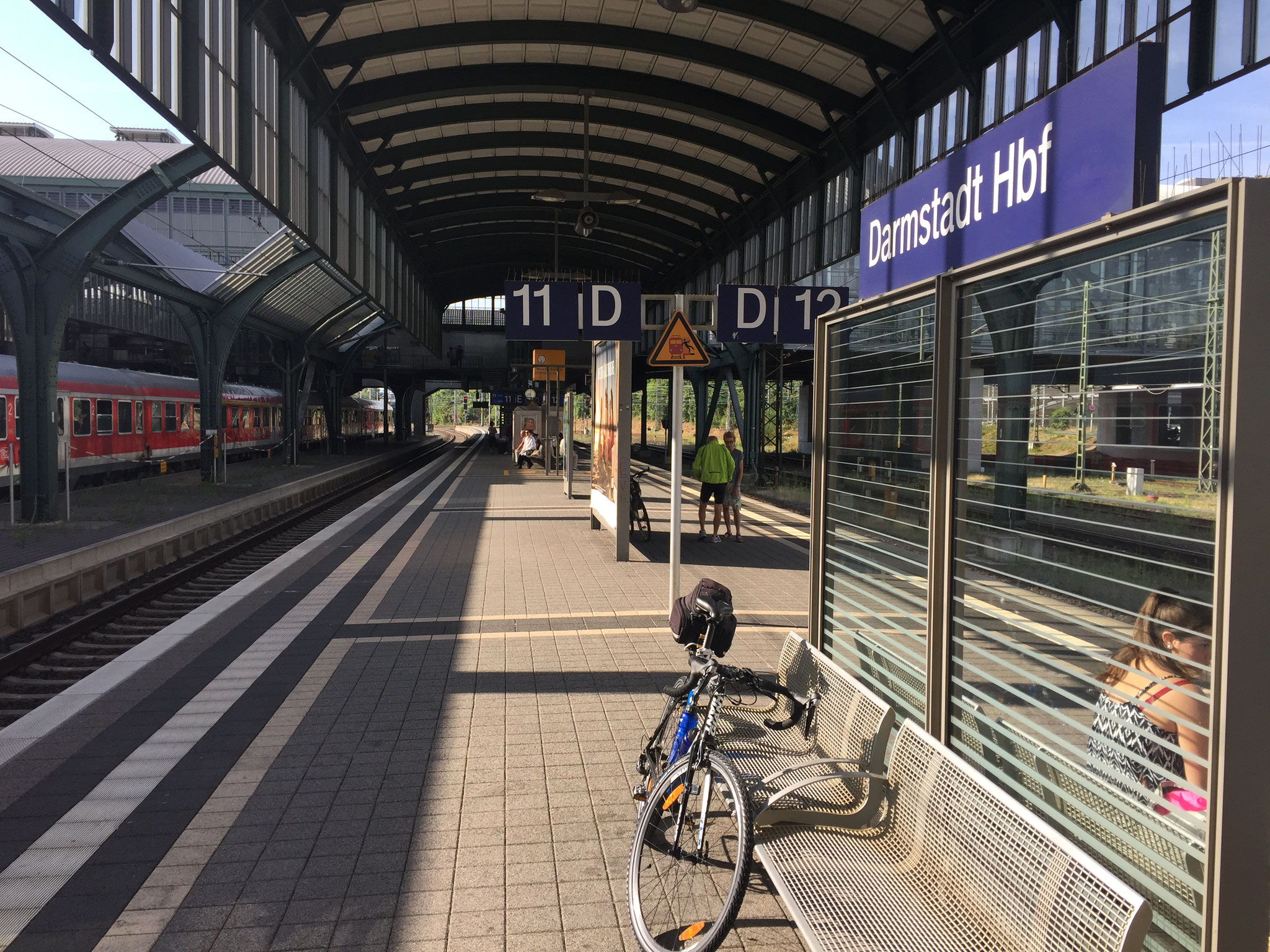 Am Bahnhof in Darmstadt mit Fahrrad, das ich nach wenigen Tagen nicht mehr hatte!