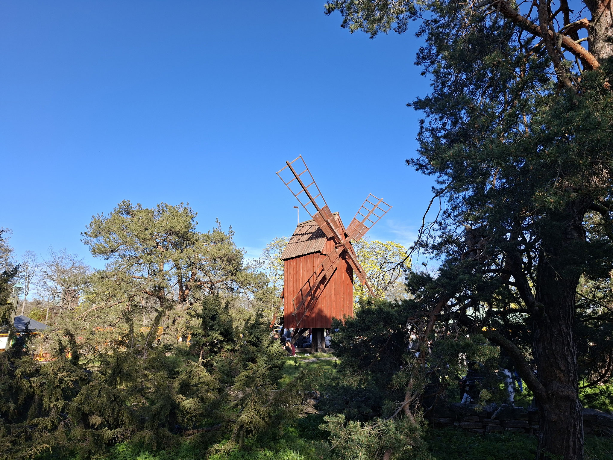 Alte schwedische Mühle im Freilichtmuseum Skansen in Stockholm.